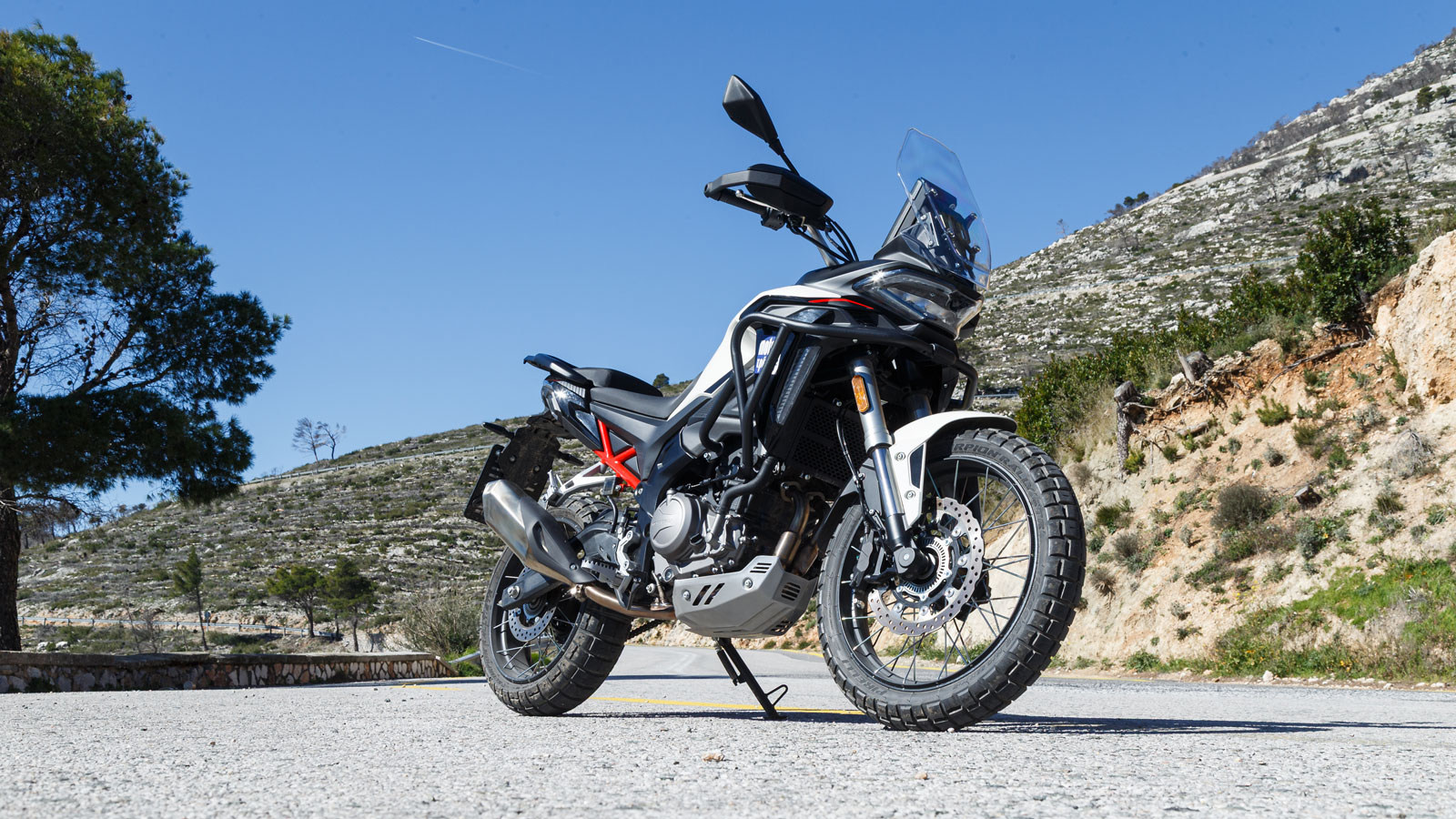 Η εμφάνιση της T352X είναι επιβλητική για τα κυβικά της και με … ιταλική «φινέτσα». Το εμπρός μέρος ξεχωρίζει με LED προβολέα και χαρακτηριστικό Χ-stack φωτιστικό σύστημα, δίνοντας ένα έντονο tr