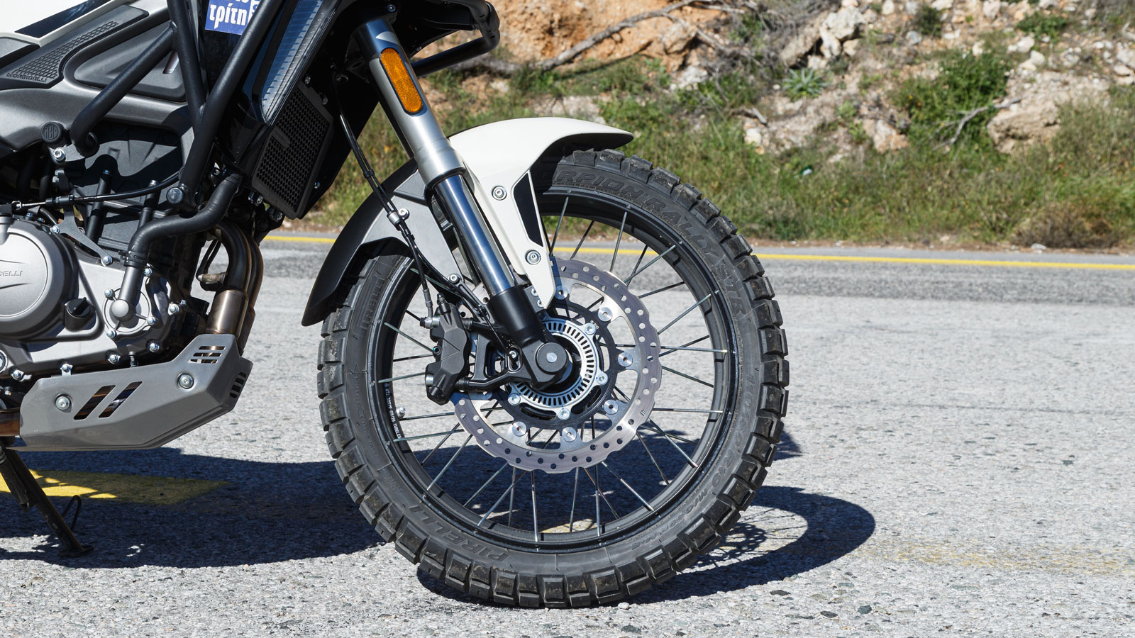 Στο σύστημα πέδησης, ένας δίσκος 300 χιλιοστών εμπρός με τετραπίστονη δαγκάνα και ένας δίσκος 240 χιλιοστών πίσω με μονοπίστονη δαγκάνα προσφέρουν ικανοποιητικό φρενάρισμα, δεδομένου ότι π