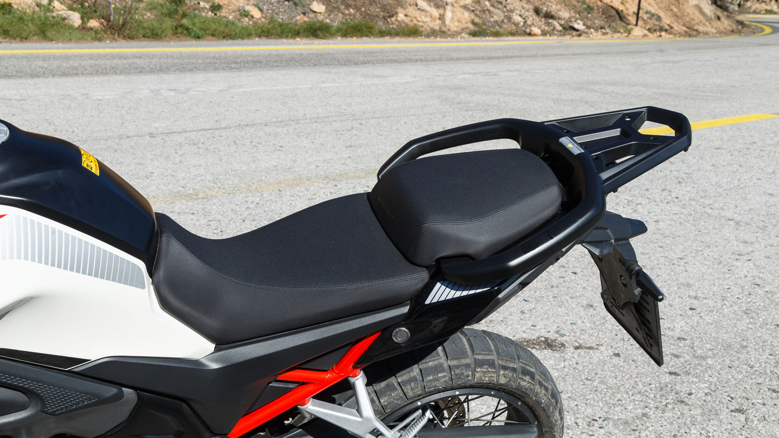 Το ύψος σέλας στα 820 mm προσφέρει καλή επαφή του πέλματος στο πάτωμα για αναβάτες με ύψος γύρω στο 1,80μ, ενώ η «όρθια» θέση οδήγησης με φαρδύ τιμόνι και ουδέτερη στάση σώματος μειώνει την κούρ