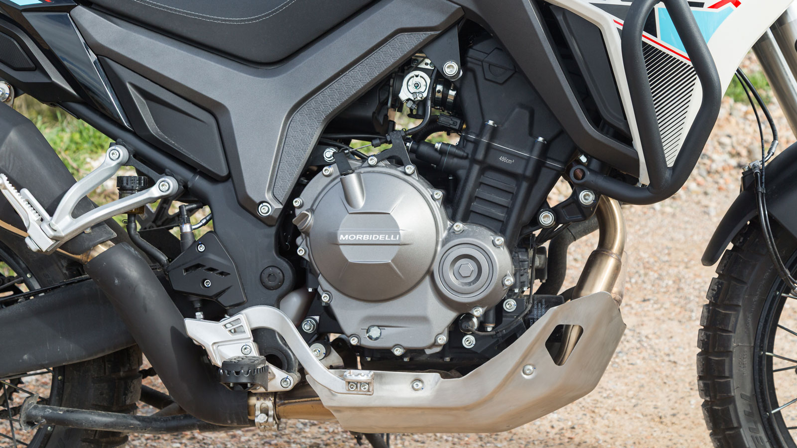 Η μέγιστη ισχύς φτάνει τους 46,9 ίππους στις 8.500 σ.α.λ., ενώ η μέγιστη ροπή αγγίζει τα 4,6 kgm στις 6.750 σ.α.λ., νούμερα που επιτρέπουν αξιοπρεπείς επιταχύνσεις και άνετη λειτουργία σε όλο το φάσμα