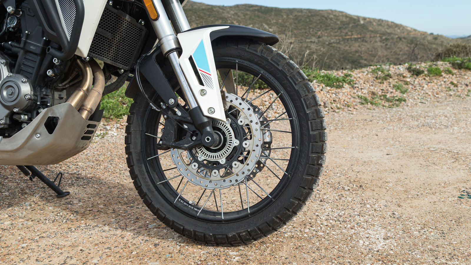 Η πέδηση αναλαμβάνεται από διπλούς πλευστούς δίσκους 300 mm εμπρός με δαγκάνες J.Juan δύο εμβόλων, ενώ πίσω υπάρχει μονός δίσκος 240 mm με δαγκάνα ενός εμβόλου, επίσης της J.Juan.