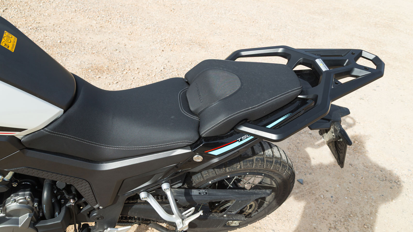 Η σέλα στα 830 mm από το έδαφος βρίσκεται σε ένα ύψος που εξυπηρετεί μεγάλο εύρος αναβατών, ενώ το σχήμα της προσφέρει ικανοποιητική υποστήριξη, τόσο στον οδηγό όσο και στον συνεπιβά