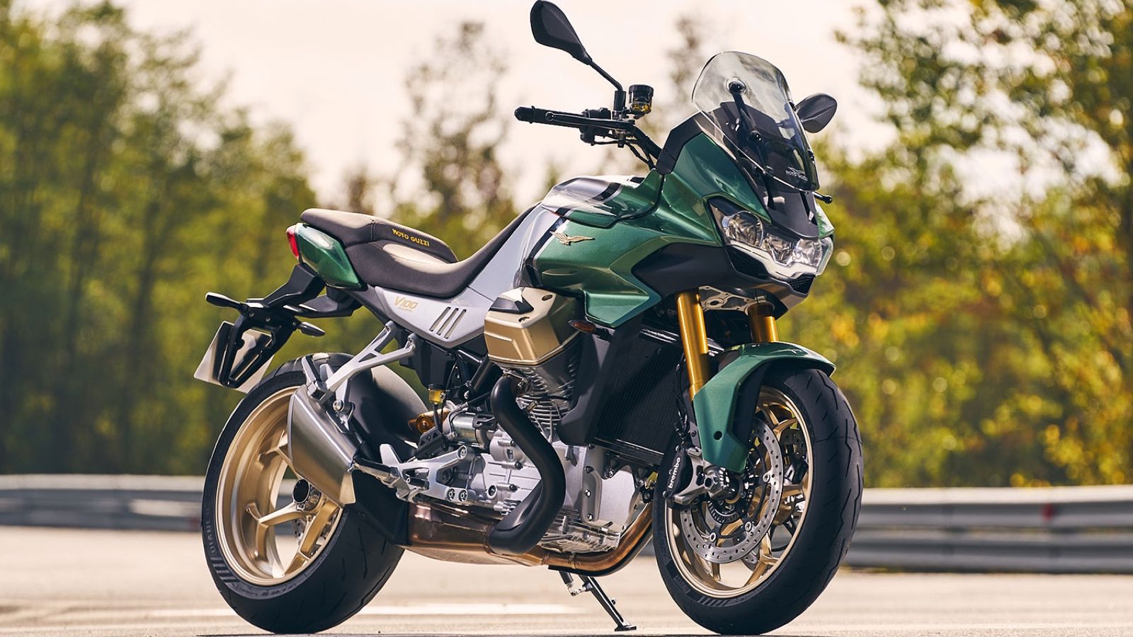 Η Moto Guzzi V100 Mandello ανοίγει ένα νέο κεφάλαιο στην ιστορία της ιταλικής φίρμας, με έναν εγκάρσια τοποθετημένο, υγρόψυκτο V2 κινητήρα 1.042 κ.εκ., που αποδίδει 115 ίππους στις 8.700 σ.α.λ. και 10