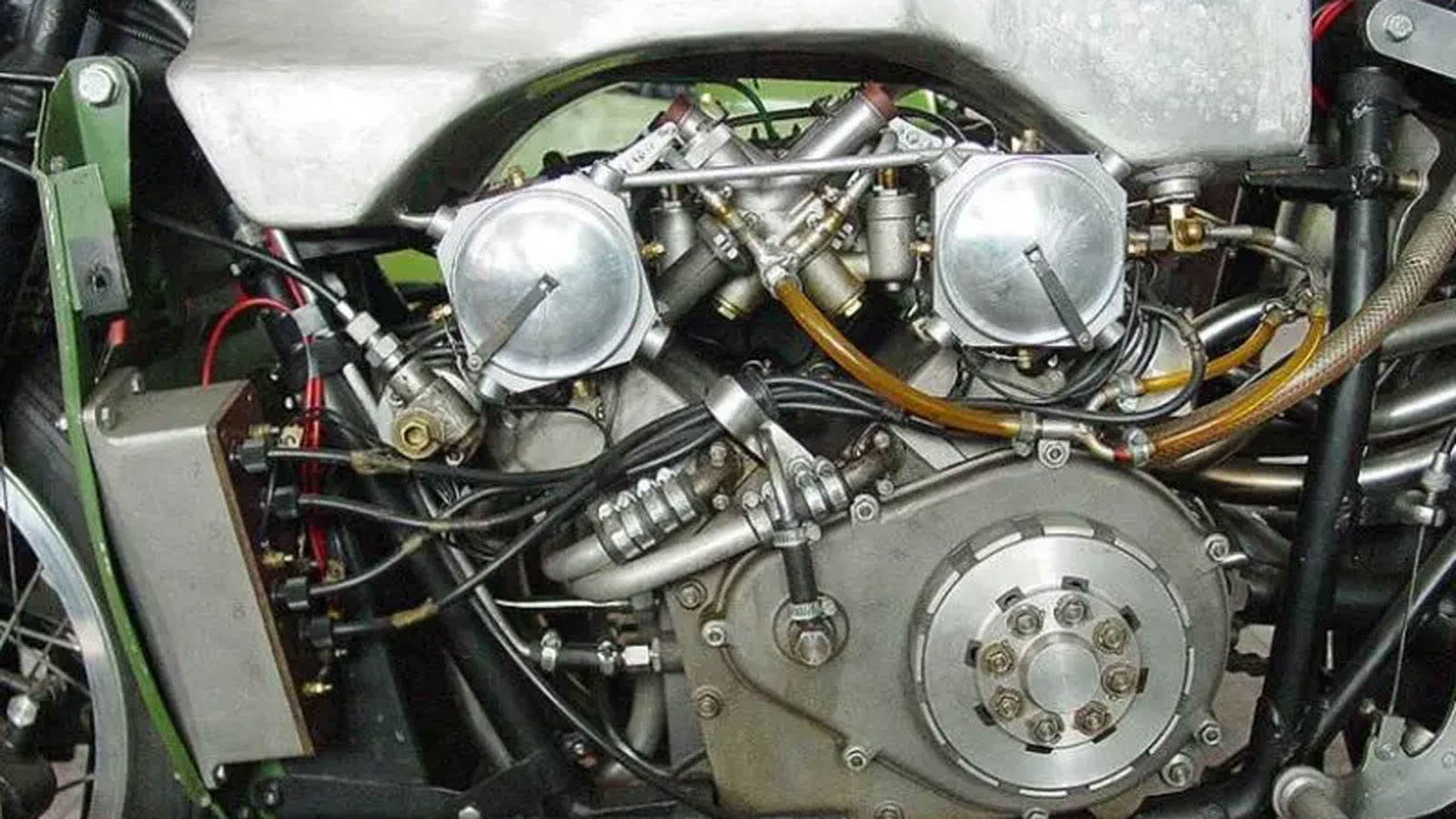 Moto Guzzi V8: Η απίστευτη 8κύλινδρη μοτοσυκλέτα που ήρθε από το μέλλον το 1955 