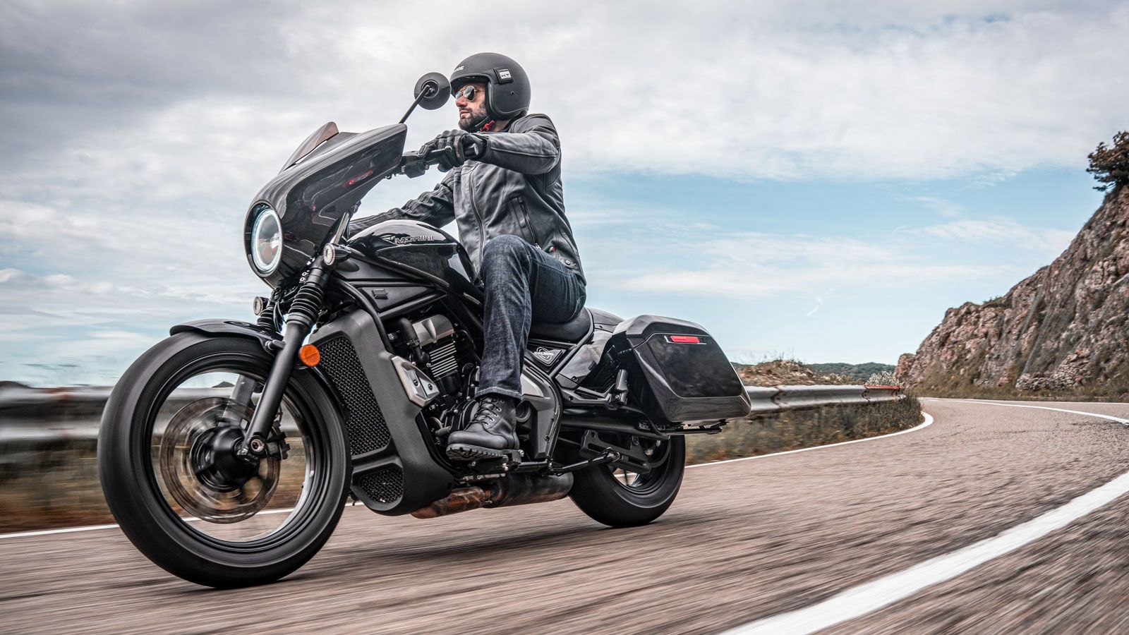 Η Moto Morini επεκτείνει τη γκάμα της με το νέο Calibro Bagger, μια μοτοσυκλέτα που φέρνει στο προσκήνιο το ιταλικό στυλ συνδυασμένο με την cruiser φιλοσοφία.