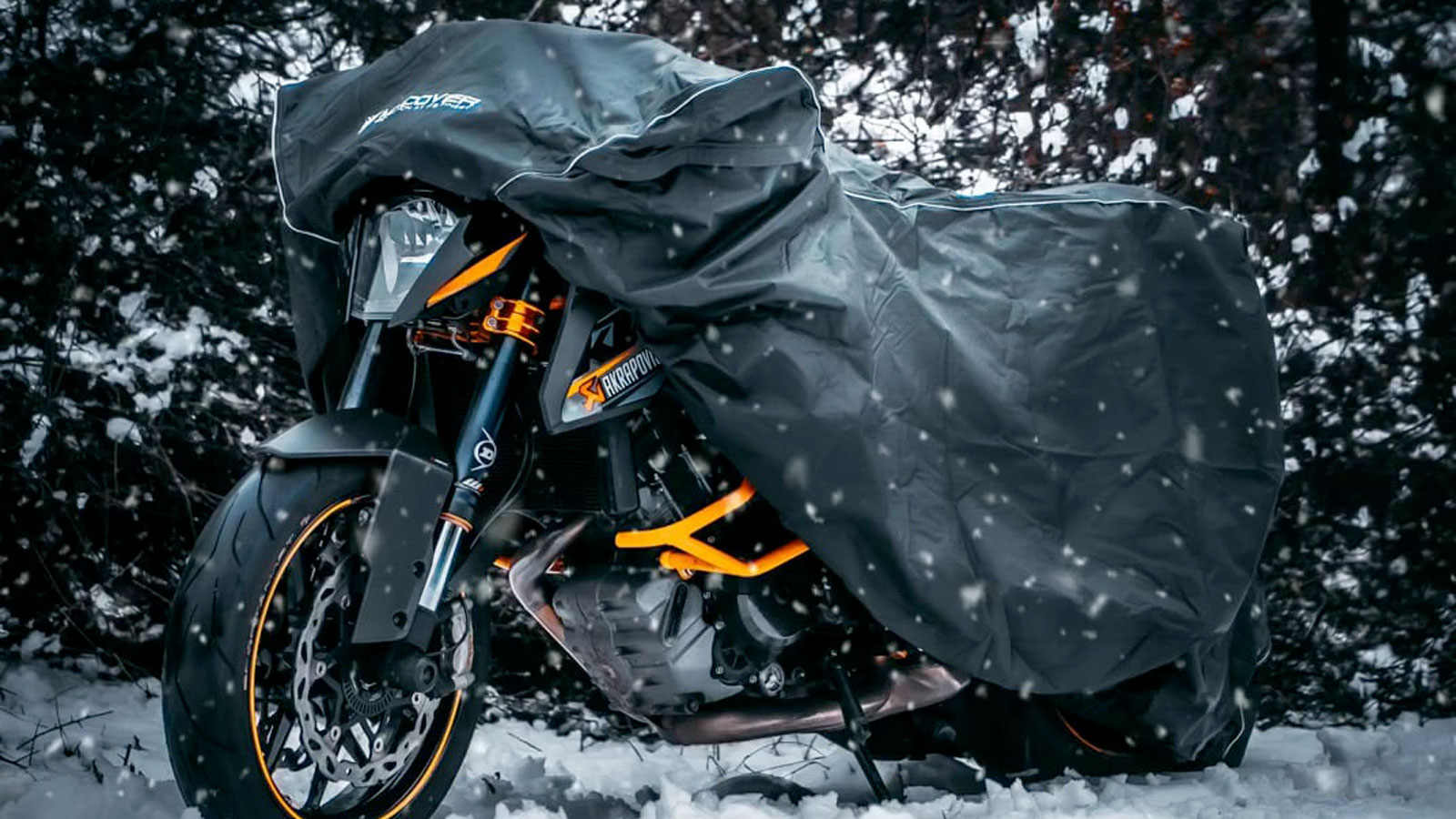 Η σωστή αποθήκευση μοτοσυκλέτας τον χειμώνα ξεκινά από το σημείο που θα την αφήσεις για μήνες. Ο ιδανικός χώρος είναι κλειστός, στεγνός και προστατευμένος από υγρασία, ακραίες θερμοκρασίες και κλοπή. 