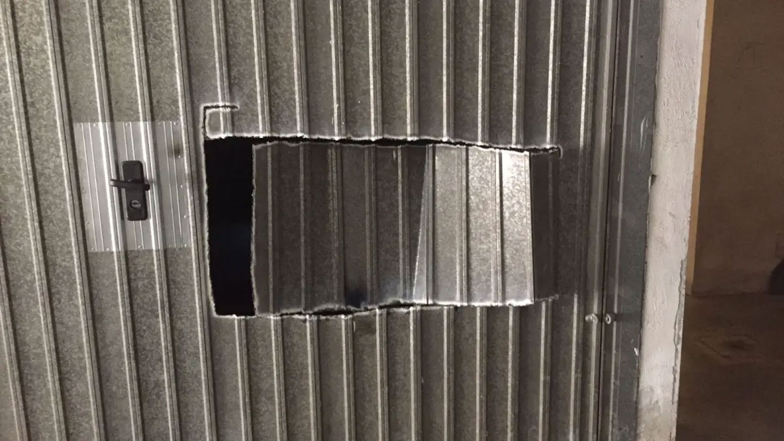 Οι δράστες επισκέπτονται την περιοχή συνήθως πρωινές ώρες και εστιάζουν στις γκαραζόπορτες που δείχνουν εύκολες στην παραβίαση. Οι δράστες επισκέπτονται την περιοχή συνήθως πρωινές ώρες και εστιάζουν στις γκαραζόπορτες που δείχνουν εύκολες στην παραβίαση.