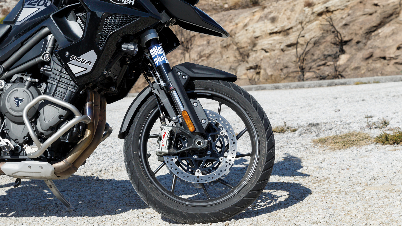 Η Brembo υπογράφει το σύστημα πέδησης με τετραπίστονες δαγκάνες Stylema, πλευστούς δίσκους 320 χιλιοστών και ακτινική τρόμπα Magura HC1 στον εμπρός τροχό.