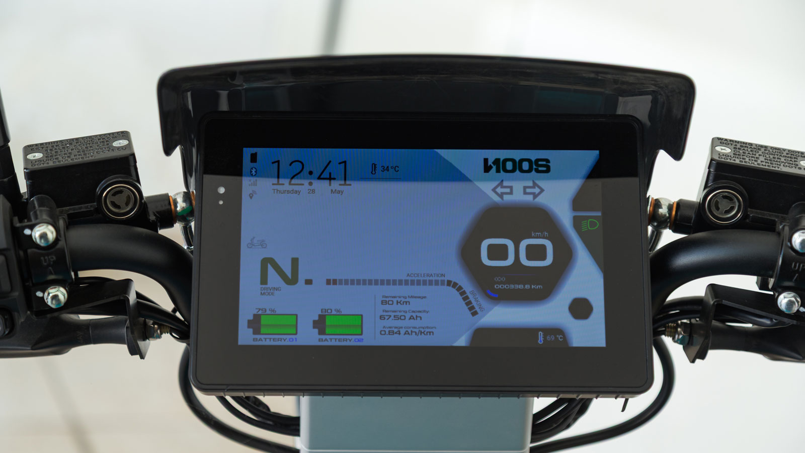 Τον τεχνολογικό εξοπλισμό συμπληρώνει το keyless σύστημα εκκίνησης, το οποίο «ξυπνά» το scooter μόλις το πλησιάσεις και το μετακινήσεις ελαφρώς, καθώς και η έγχρωμη οθόνη 8 ιντσών που βρίσκεται στο κέ