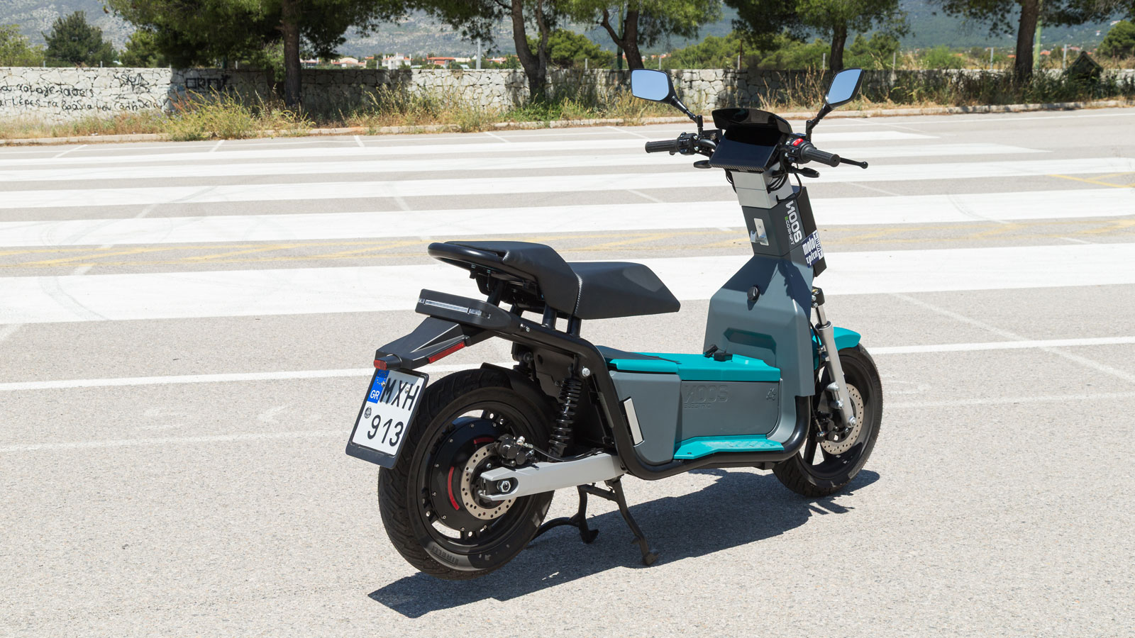 Αυτό που μας άρεσε περισσότερο είναι ότι η Ecoshift δεν παρουσίασε απλώς ένα ακόμα ηλεκτρικό scooter. Πίσω από την ανάπτυξή του έχει υπάρξει σκέψη γύρω από την καθημερινή χρήση, από το έξυπνο σύστημα 