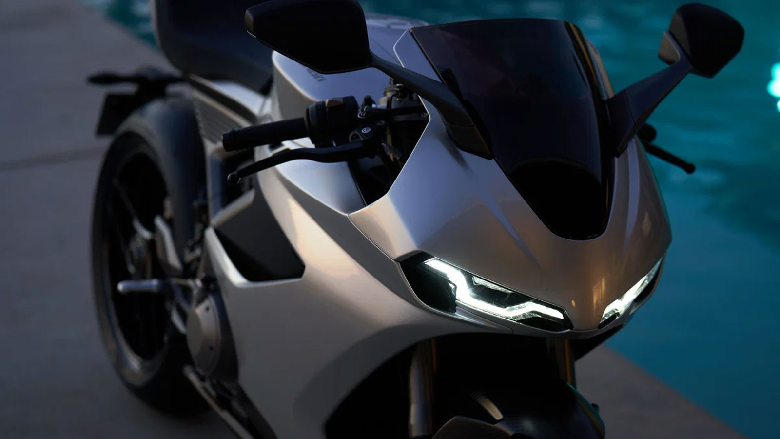 Η Norton Manx R μπαίνει στην κατηγορία των superbikes με διαφορετική φιλοσοφία. 