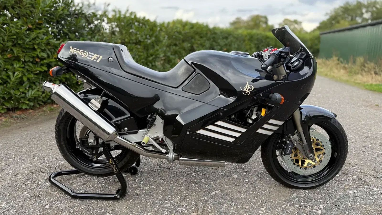 Η Norton F1 Rotary αποτελεί μια από τις πιο ιδιαίτερες βρετανικές superbike των αρχών της δεκαετίας του 90. Παρουσιάστηκε το 1990 ως έκδοση δρόμου της αγωνιστικής JPS Norton RCW588, με πλαίσιο Spondon
