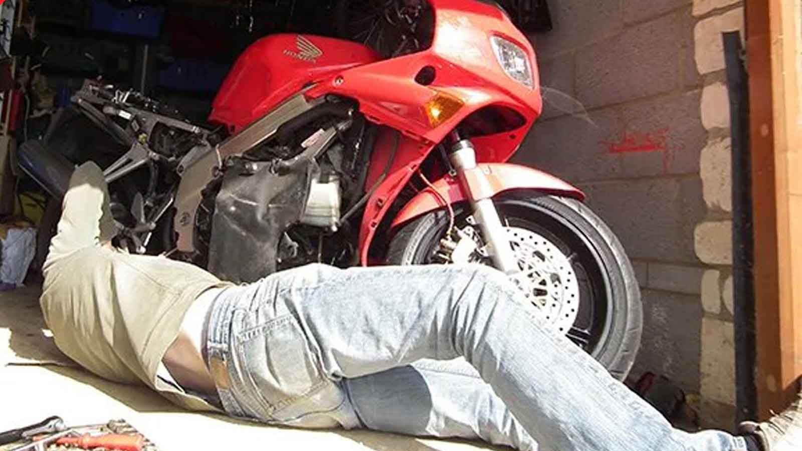 Από υπόγεια και πυλωτές μέχρι... πεζοδρόμια, τα παράνομα συνεργεία οχημάτων εξαπλώνονται, δημιουργώντας τεράστια ζημία στον κλάδο. Από υπόγεια και πυλωτές μέχρι... πεζοδρόμια, τα παράνομα συνεργεία οχημάτων εξαπλώνονται, δημιουργώντας τεράστια ζημία στον κλάδο.