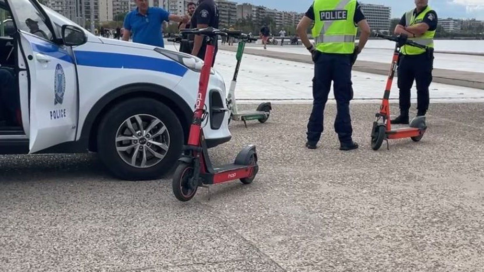 Η χρήση ηλεκτρικών πατινιών στις ελληνικές πόλεις έχει εκτοξευθεί, μαζί όμως με τις παραβάσεις και τα ατυχήματα. Στις 22 Μαΐου 2025, το Υπουργείο Υποδομών και Μεταφορών έδωσε για πρώτη φορά μια επίσημ Η χρήση ηλεκτρικών πατινιών στις ελληνικές πόλεις έχει εκτοξευθεί, μαζί όμως με τις παραβάσεις και τα ατυχήματα. Στις 22 Μαΐου 2025, το Υπουργείο Υποδομών και Μεταφορών έδωσε για πρώτη φορά μια επίσημ