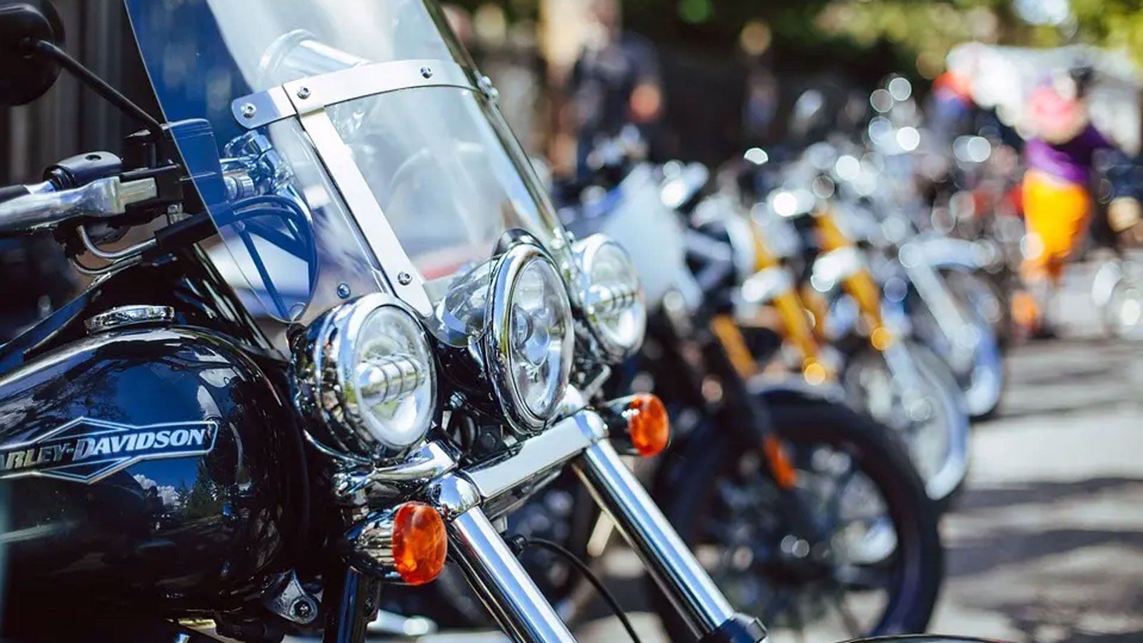 Η φωτογράφιση μοτοσυκλέτας δεν ξεκινά από την κάμερα αλλά από την επιλογή του χώρου. Το φόντο πρέπει να αναδεικνύει τον χαρακτήρα του μοντέλου.