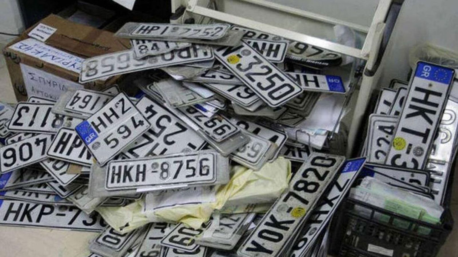 Από τις αρχές του μήνα, χιλιάδες πολίτες που έχουν αγοράσει καινούργια αυτοκίνητα και δίκυκλα δεν μπορούν να τα κυκλοφορήσουν, καθώς το Υπουργείο Μεταφορών Αττικής έχει ξεμείνει από τσίγκο για πινακίδ Από τις αρχές του μήνα, χιλιάδες πολίτες που έχουν αγοράσει καινούργια αυτοκίνητα και δίκυκλα δεν μπορούν να τα κυκλοφορήσουν, καθώς το Υπουργείο Μεταφορών Αττικής έχει ξεμείνει από τσίγκο για πινακίδ