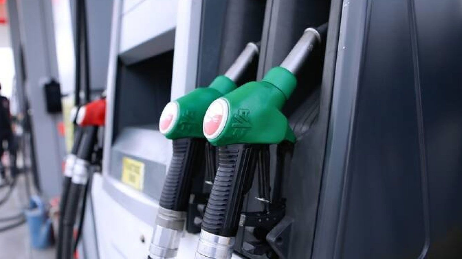 Σύμφωνα με τα πρώτα στοιχεία, σε 15% έως 17% των πρατηρίων που ελέγχθηκαν, παρατηρήθηκαν αυξήσεις, σε κάποιες περιπτώσεις έως και 3,5 λεπτά το λίτρο μέσα σε ένα Σαββατοκύριακο. Σύμφωνα με τα πρώτα στοιχεία, σε 15% έως 17% των πρατηρίων που ελέγχθηκαν, παρατηρήθηκαν αυξήσεις, σε κάποιες περιπτώσεις έως και 3,5 λεπτά το λίτρο μέσα σε ένα Σαββατοκύριακο.