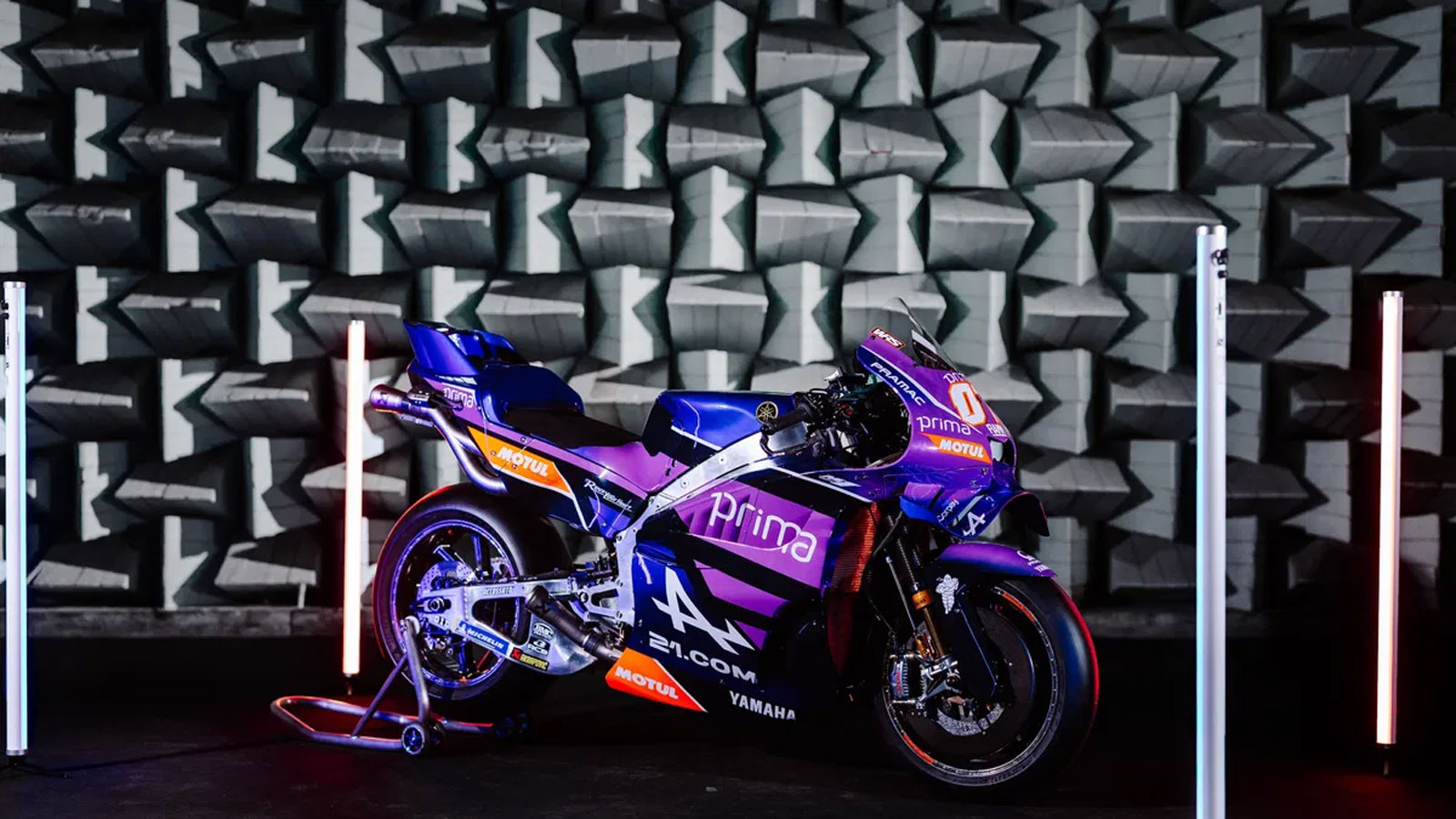 Η σημαντική αλλαγή είναι η μετάβαση από τετρακύλινδρο εν σειρά κινητήρα στον V4, ως αποτέλεσμα της νέας κατεύθυνσης της Yamaha, η οποία ελπίζει ότι η νέα διάταξη του κινητήρα θα επιτρέψει στη μοτοσυκλ