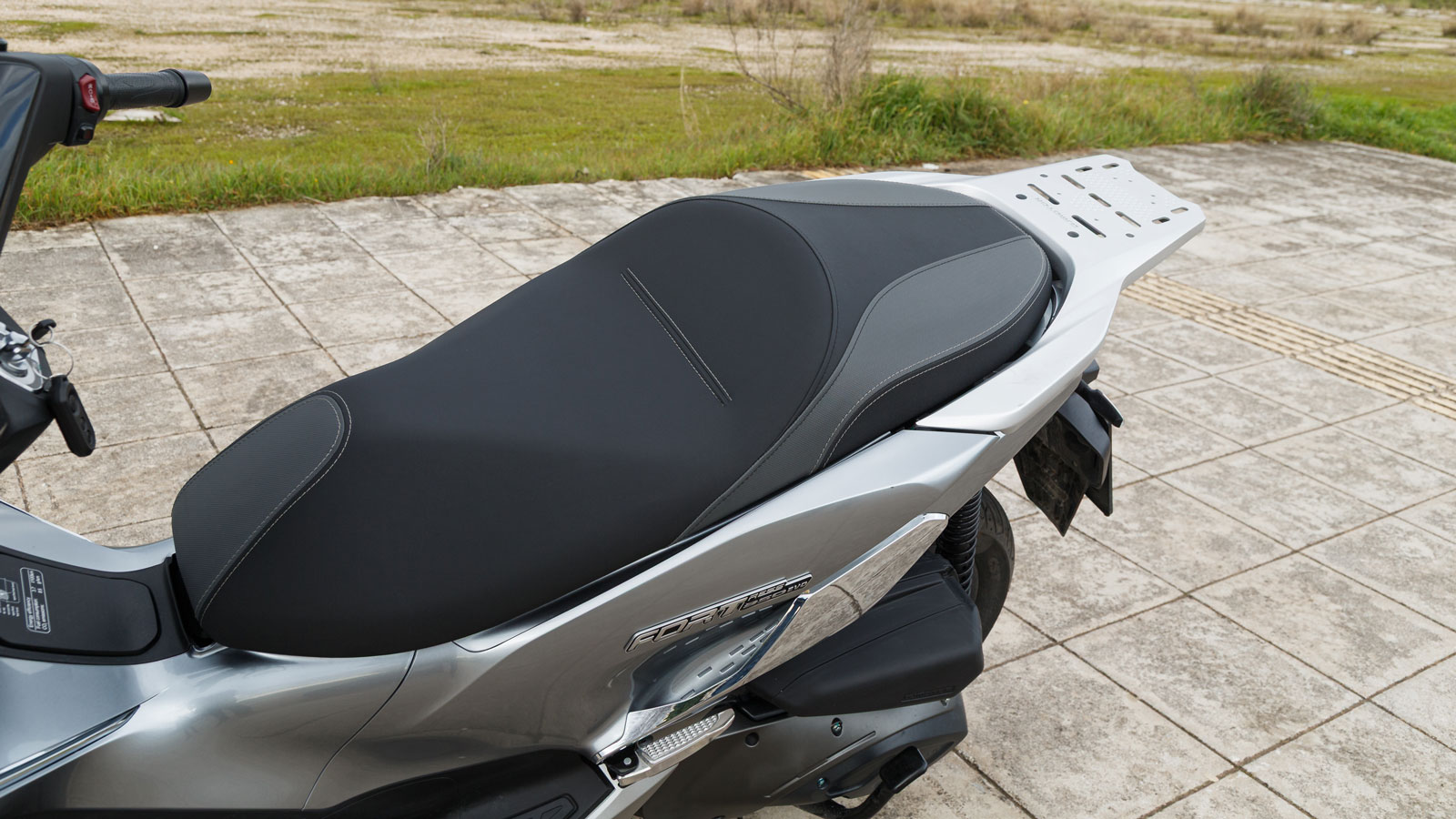 Η σέλα είναι φαρδιά και σωστά διαμορφωμένη τόσο για τον αναβάτη όσο και για τον συνεπιβάτη.