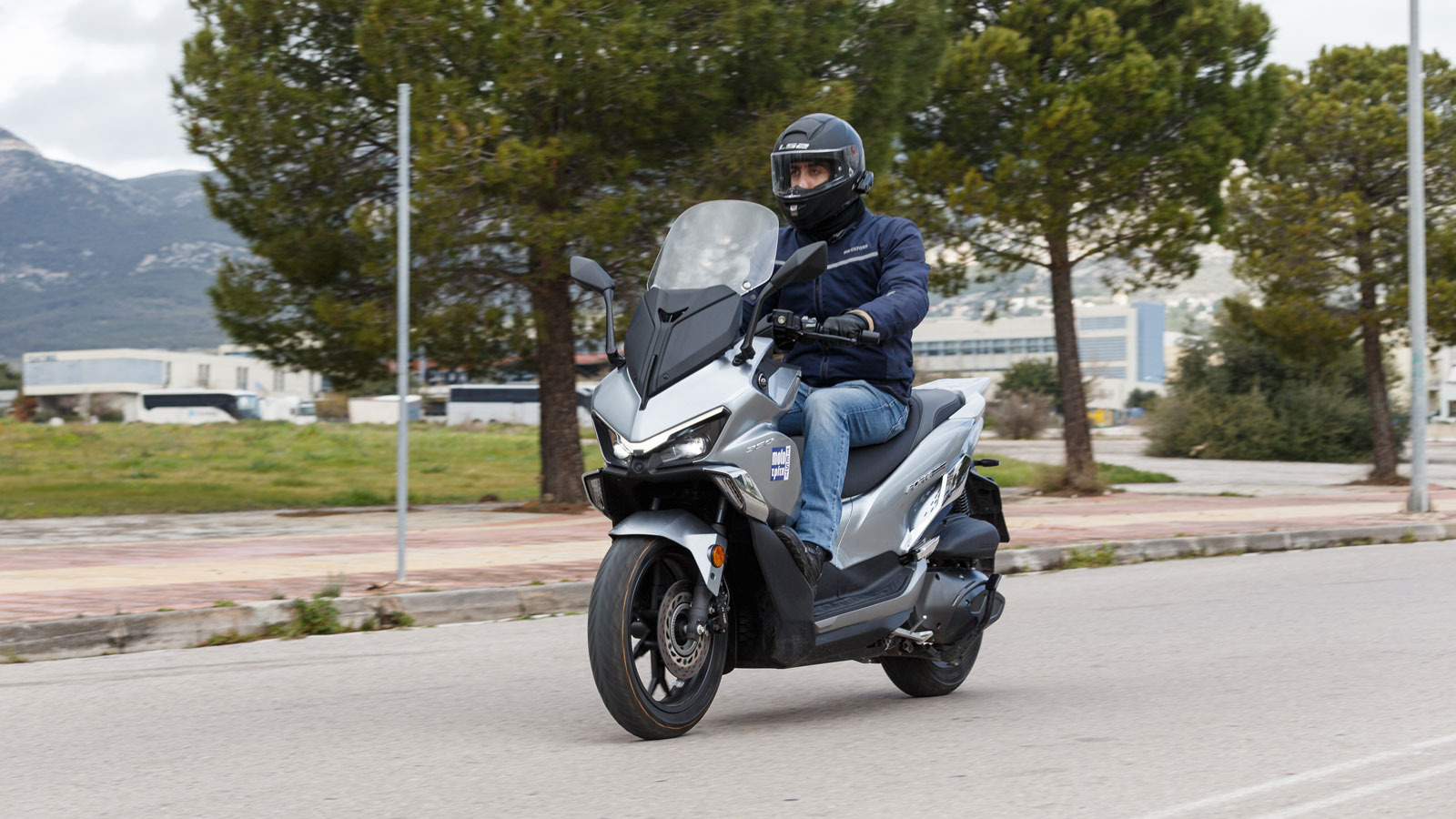 Η κατηγορία των 350 κυβικών έχει μετατραπεί σε πεδίο υψηλών απαιτήσεων. Δεν αρκεί πλέον ένα δυνατό μοτέρ, χρειάζεται εξοπλισμός, άνεση, ποιότητα κύλισης και ουσιαστική προστασία από τον αέρα. 