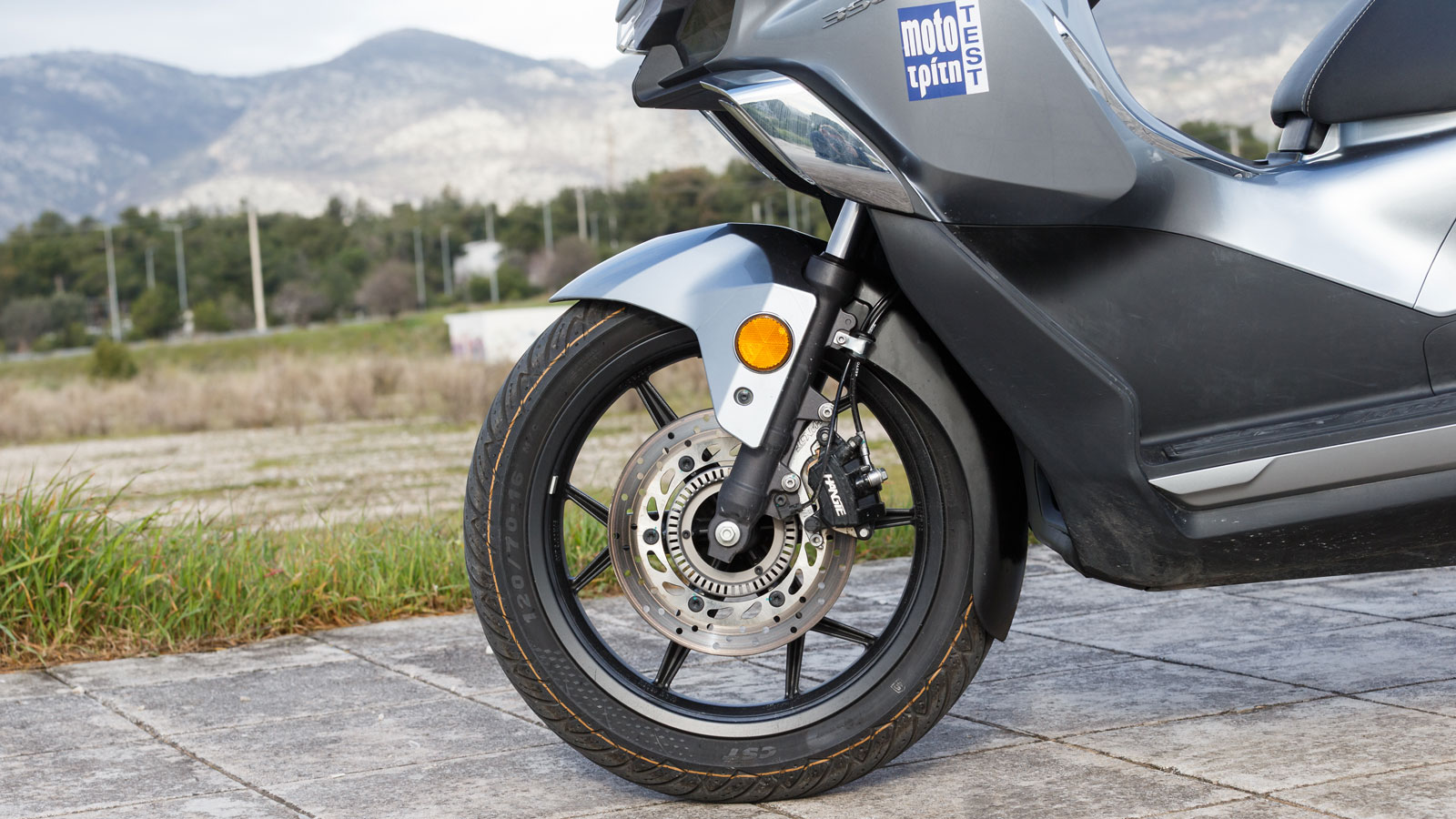 Η εμπρός ανάρτηση με τηλεσκοπικό πιρούνι διαδρομής 100 mm απορροφά ικανοποιητικά τις ανωμαλίες, διατηρώντας παράλληλα σωστό έλεγχο στο φρενάρισμα. 