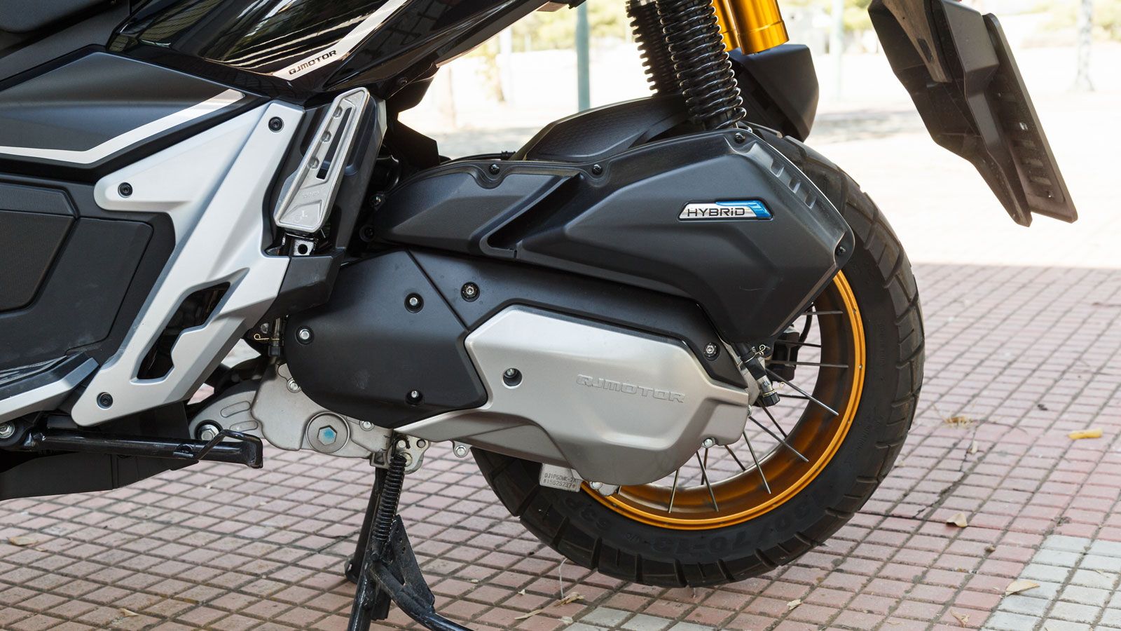 Το QJMOTOR ATR 200X κινείται από έναν μονοκύλινδρο, τετραβάλβιδο, υγρόψυκτο κινητήρα 200cc, που αποδίδει 18 ίππους στις 8.500 σ.α.λ. και 15,2 Nm ροπής στις 6.500 σ.α.λ.. Το σύστημα ηλεκτρονικού ψεκασμ