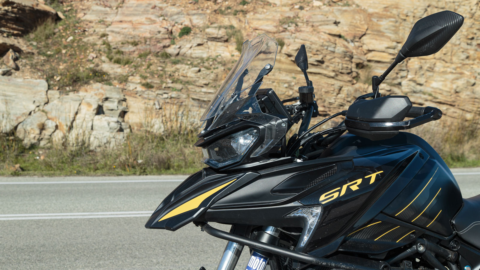 Η QJMOTOR SRT 900SX δεν προσπαθεί να κερδίσει τις εντυπώσεις με ακρότητες στη σχεδίαση, αλλά με έναν ξεκάθαρα ταξιδιάρικο, adventure χαρακτήρα που δείχνει από την πρώτη ματιά τι ακριβώς πρεσβεύει. 