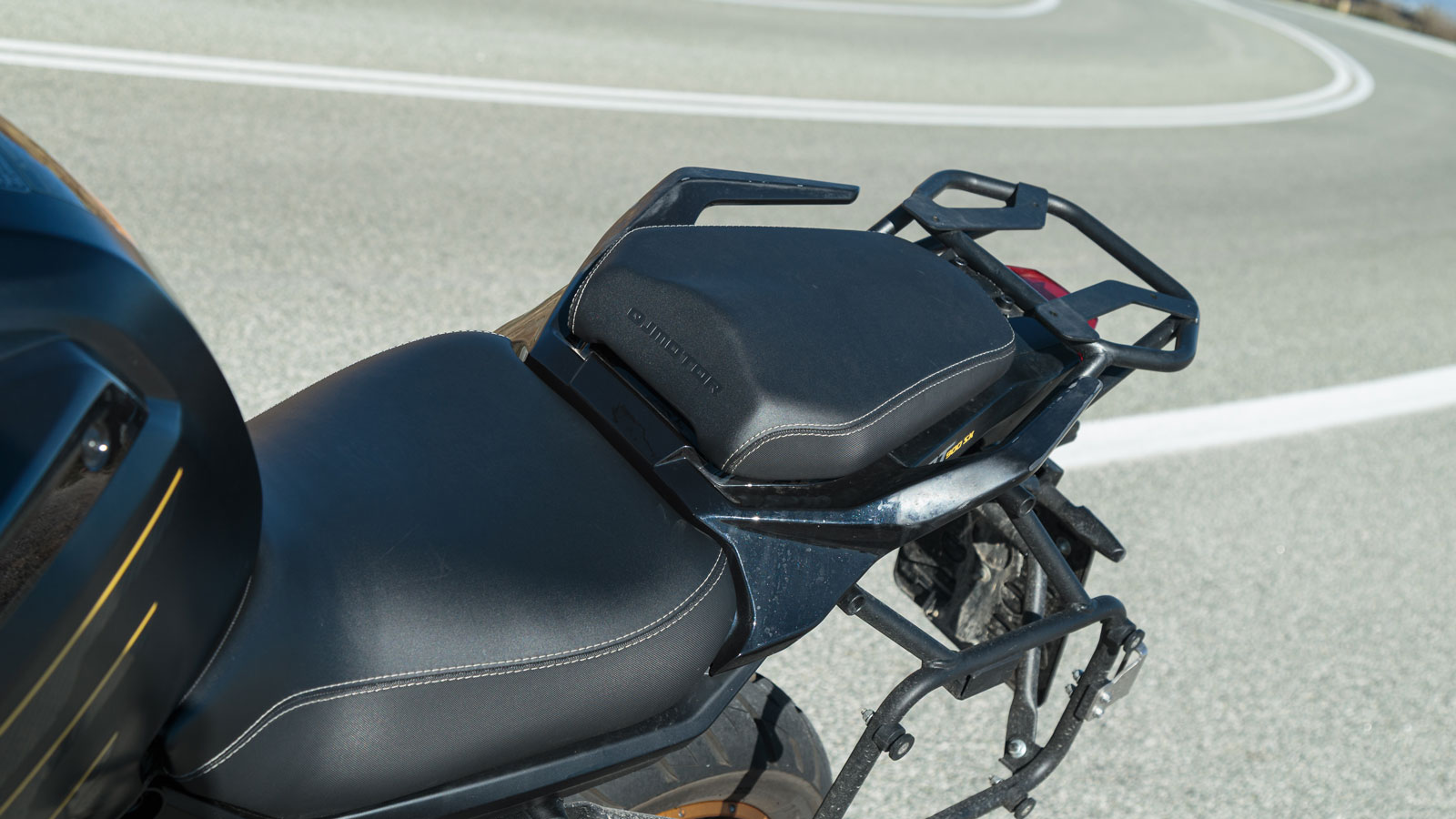 Η σέλα βρίσκεται στα 860 mm, ένα νούμερο που τοποθετεί τη SRT 900SX στη μεσαία–ψηλή κατηγορία των adventure μοντέλων, ωστόσο το πλάτος της και το σχήμα της διευκολύνουν την πρόσβαση στο έδαφος. 