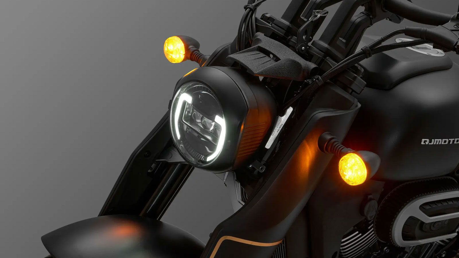 Η QJ Motor SRV 400VS θα παρουσιαστεί επίσημα στην EICMA 2025, επιβεβαιώνοντας την είσοδο της εταιρείας στην κατηγορία των μεσαίων custom μοτοσυκλετών. Η QJ Motor SRV 400VS θα παρουσιαστεί επίσημα στην EICMA 2025, επιβεβαιώνοντας την είσοδο της εταιρείας στην κατηγορία των μεσαίων custom μοτοσυκλετών.