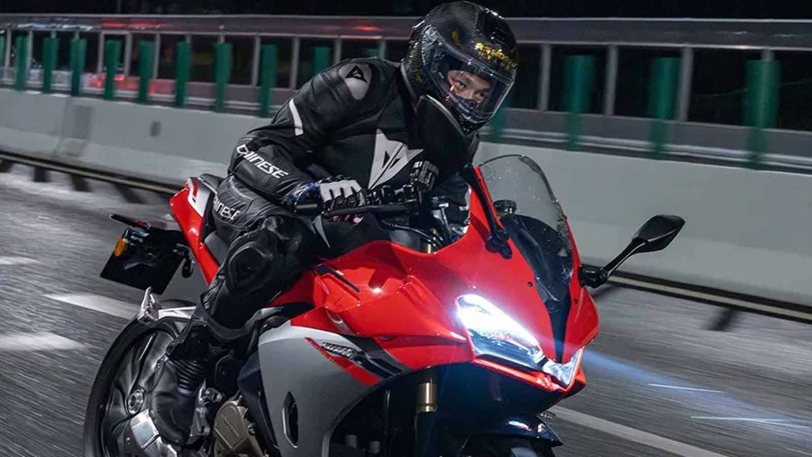 Η QJ Motor παρουσιάζει την SRK 500 RA, την πρώτη της μοτοσυκλέτα με αυτόματο κιβώτιο ταχυτήτων Η QJ Motor παρουσιάζει την SRK 500 RA, την πρώτη της μοτοσυκλέτα με αυτόματο κιβώτιο ταχυτήτων