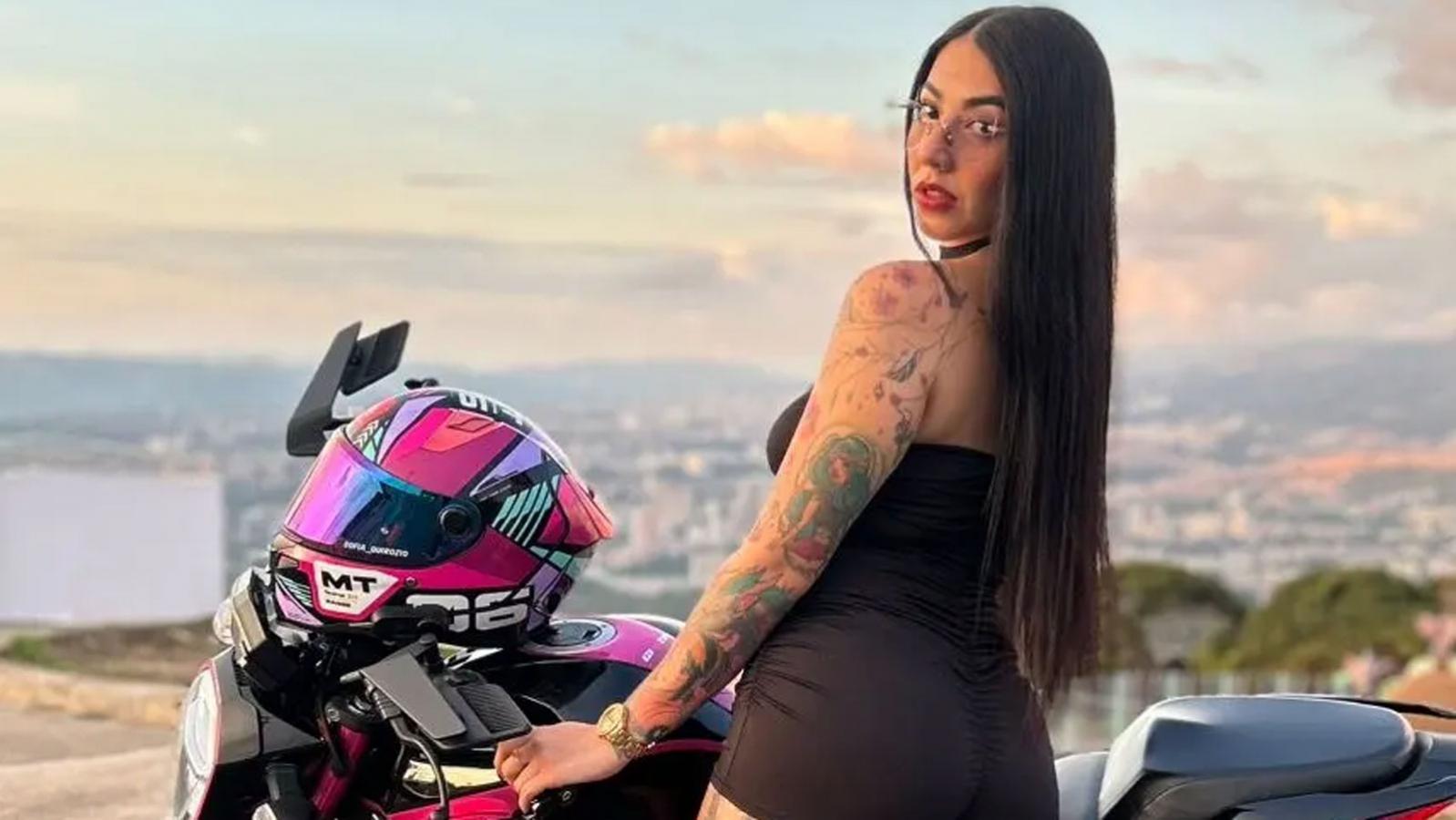 Θλίψη προκαλεί ο θάνατος της Karen Sofia Quiroz Ramirez, γνωστής ως “Bikergirl”, η οποία είχε χτίσει μεγάλο μέρος της διαδικτυακής της παρουσίας οδηγώντας χωρίς χέρια και ντυμένη με ιδιαίτ