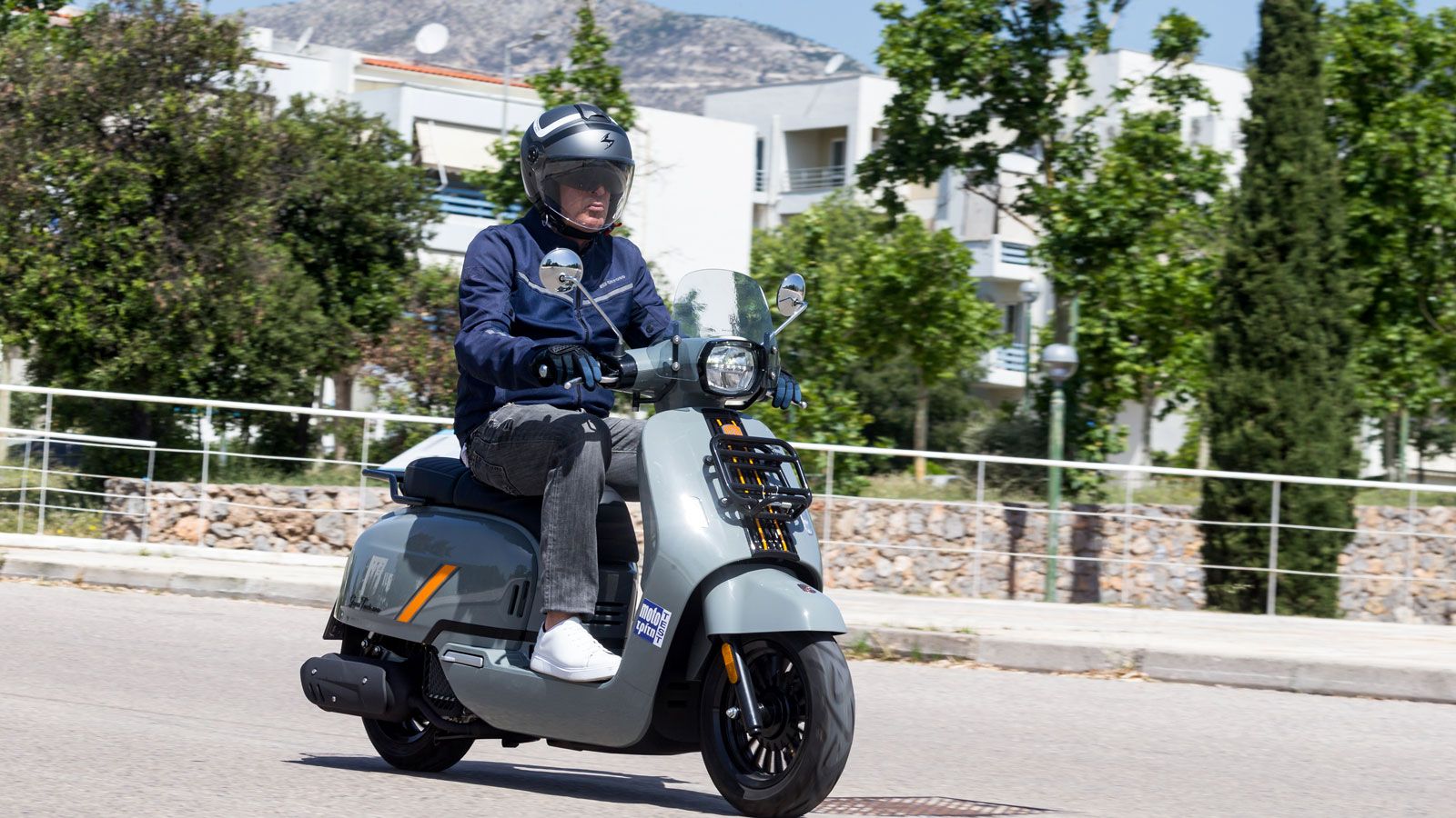 Η πρώτη επαφή με το Royal Alloy GT2 125 στην καθημερινή αστική χρήση είναι αποκαλυπτική για το πόσο καλά μελετημένο είναι. Στις αστικές διαδρομές, όπου η ευελιξία είναι το παν, το scooter ξεδιπλώνει τ