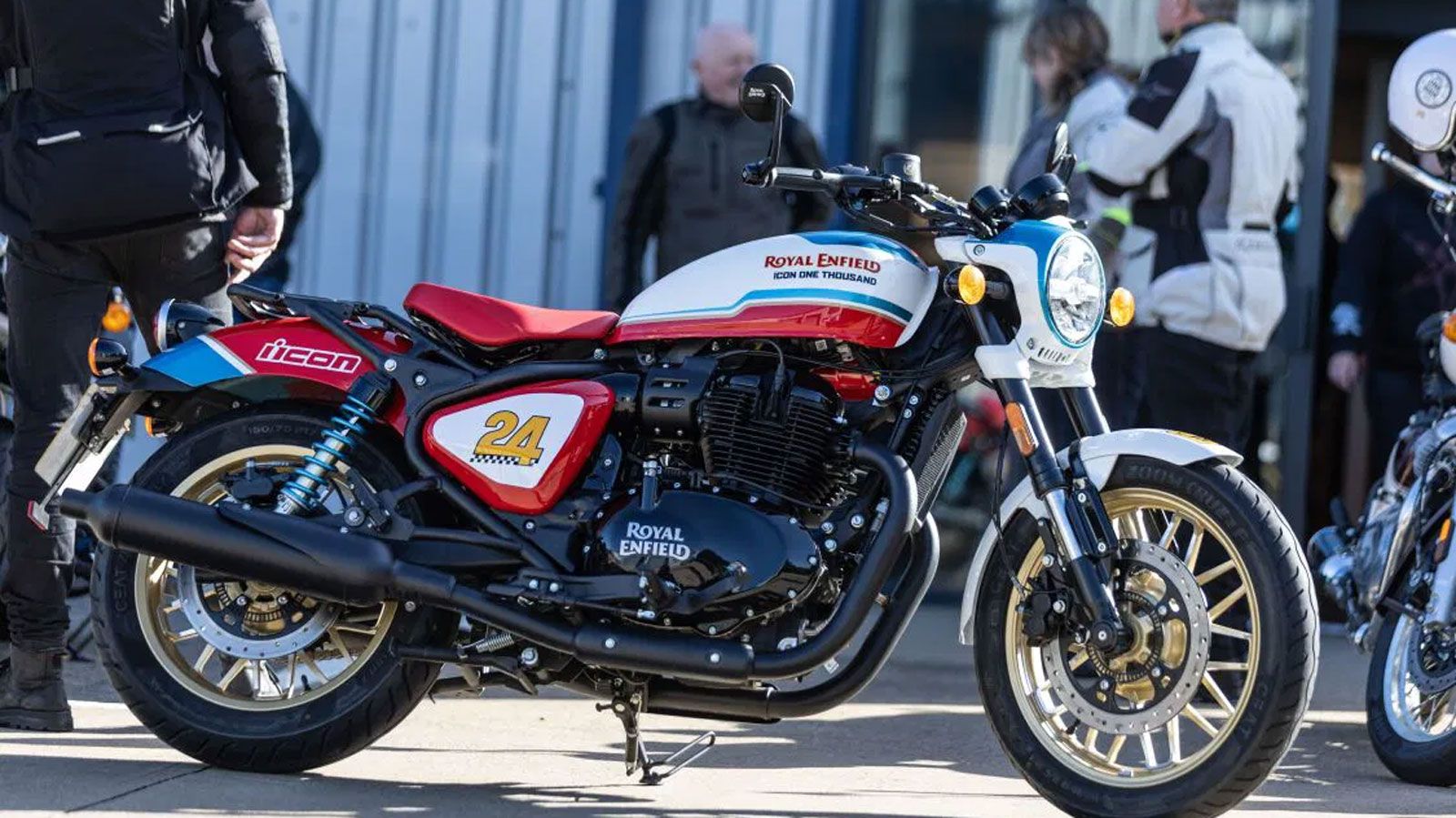 Η Royal Enfield επιβεβαίωσε ότι ετοιμάζει περισσότερα μοντέλα περιορισμένης παραγωγής, μετά τη μεγάλη επιτυχία της συνεργασίας της με την ICON Motorsports. Στις αρχές του 2025, η εταιρεία είχε παρουσι Η Royal Enfield επιβεβαίωσε ότι ετοιμάζει περισσότερα μοντέλα περιορισμένης παραγωγής, μετά τη μεγάλη επιτυχία της συνεργασίας της με την ICON Motorsports. Στις αρχές του 2025, η εταιρεία είχε παρουσι