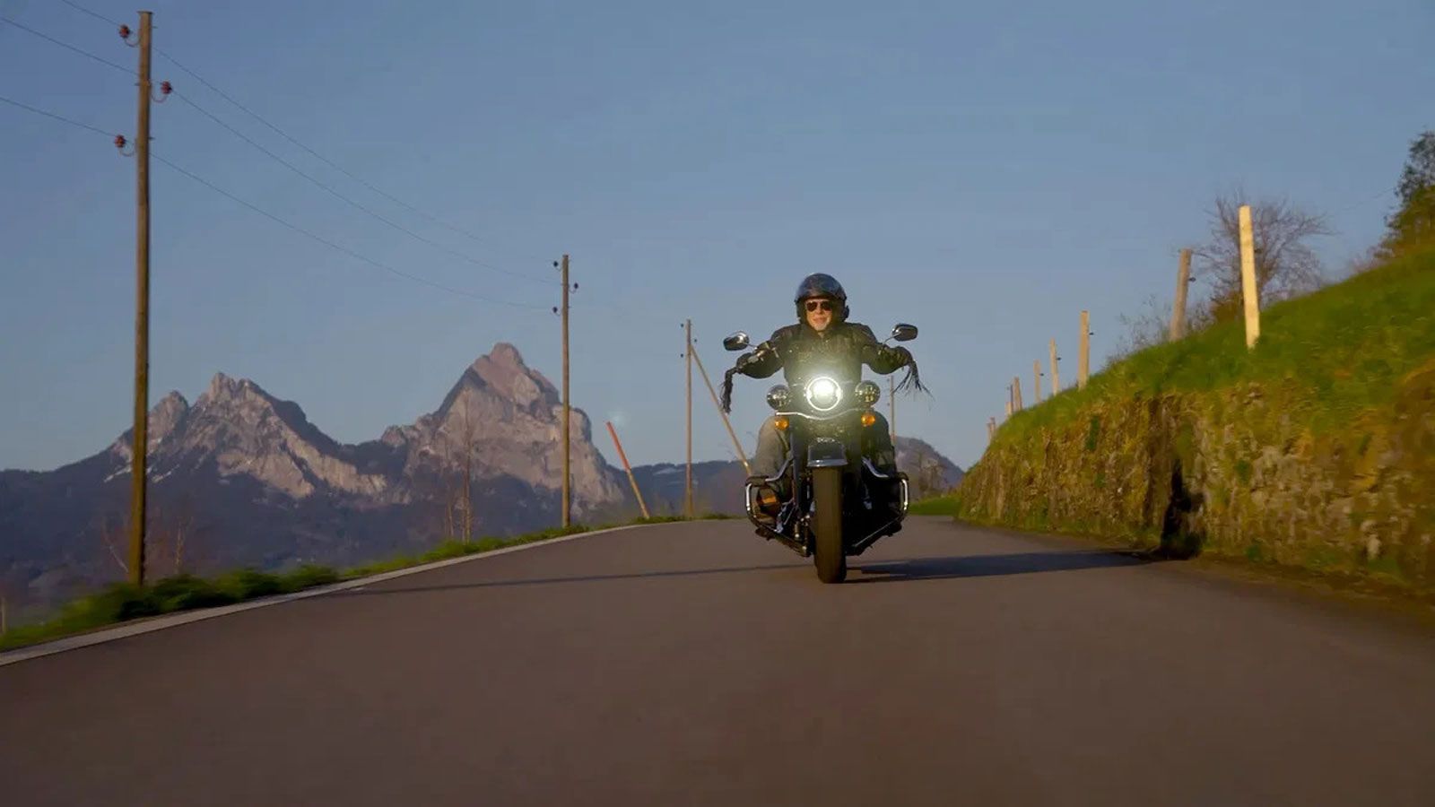 Μια Harley-Davidson έγινε η πρώτη μοτοσυκλέτα στον κόσμο που κινήθηκε με 100% ηλιακά παραγόμενο καύσιμο. Μια Harley-Davidson έγινε η πρώτη μοτοσυκλέτα στον κόσμο που κινήθηκε με 100% ηλιακά παραγόμενο καύσιμο.