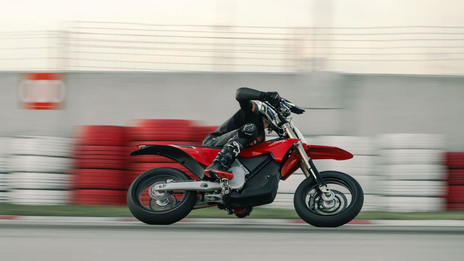 Η Stark Future παρουσιάζει το νέο Varg SM, μια ηλεκτρική supermoto μοτοσυκλέτα που φιλοδοξεί να ταράξει τα νερά της κατηγορίας. Βασισμένο στις πλατφόρμες Varg EX και Varg MX, το SM φέρνει την εμπειρία Η Stark Future παρουσιάζει το νέο Varg SM, μια ηλεκτρική supermoto μοτοσυκλέτα που φιλοδοξεί να ταράξει τα νερά της κατηγορίας. Βασισμένο στις πλατφόρμες Varg EX και Varg MX, το SM φέρνει την εμπειρία