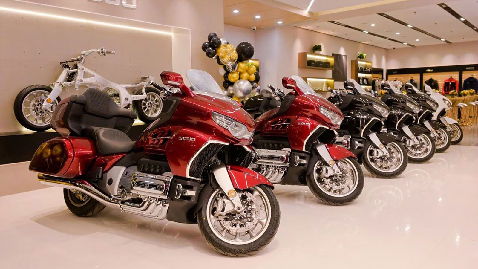 Η νέα Souo S2000CT αποτελεί μια τολμηρή πρόταση από την κινεζική εταιρεία που ανήκει στον όμιλο Great Wall Motor (GWM). Η μοτοσυκλέτα εξοπλίζεται με έναν επίπεδο οκτακύλινδρο κινητήρα 1.999 κ.εκ., μον Η νέα Souo S2000CT αποτελεί μια τολμηρή πρόταση από την κινεζική εταιρεία που ανήκει στον όμιλο Great Wall Motor (GWM). Η μοτοσυκλέτα εξοπλίζεται με έναν επίπεδο οκτακύλινδρο κινητήρα 1.999 κ.εκ., μον