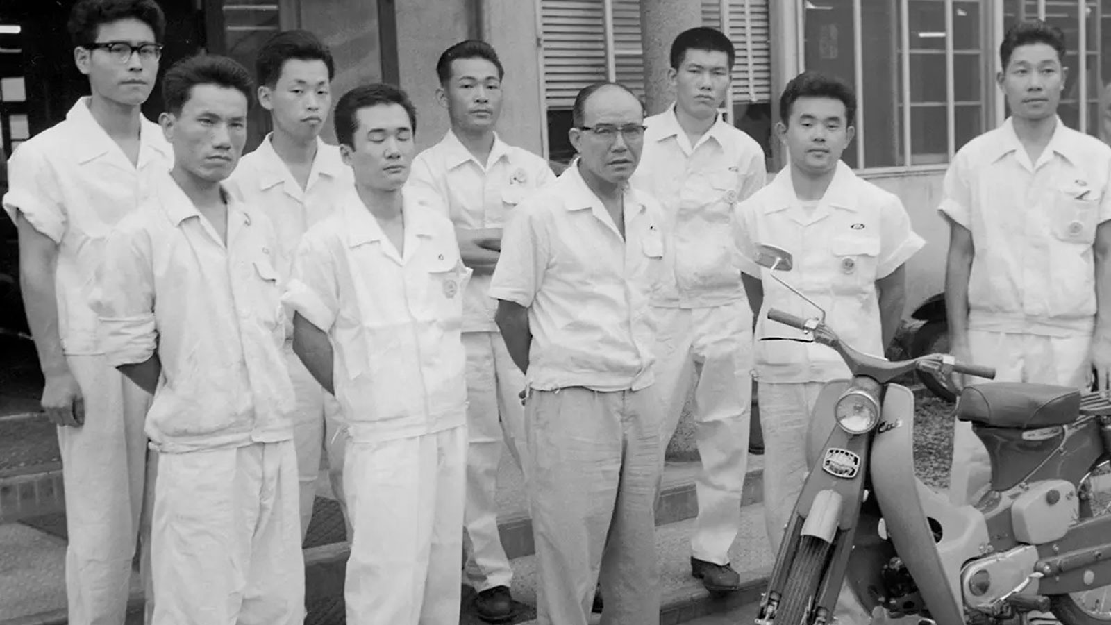Το Honda Super Cub δεν γεννήθηκε τυχαία. Δεν ήταν ένα ακόμα μικρό παπί πόλης ούτε μια φθηνή λύση μετακίνησης για την Ιαπωνία του μεταπολέμου. Ήταν η απάντηση του Soichiro Honda σε μία πολύ απλή αλλά τ Το Honda Super Cub δεν γεννήθηκε τυχαία. Δεν ήταν ένα ακόμα μικρό παπί πόλης ούτε μια φθηνή λύση μετακίνησης για την Ιαπωνία του μεταπολέμου. Ήταν η απάντηση του Soichiro Honda σε μία πολύ απλή αλλά τ