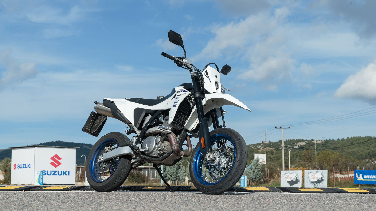 Η Suzuki κατάφερε να εκσυγχρονίσει ένα εμβληματικό μοντέλο, προσθέτοντας τα απαραίτητα ηλεκτρονικά, βελτιώνοντας τον κινητήρα και διατηρώντας παράλληλα την απλότητα και τον αυθεντικό χαρακτήρα της σει