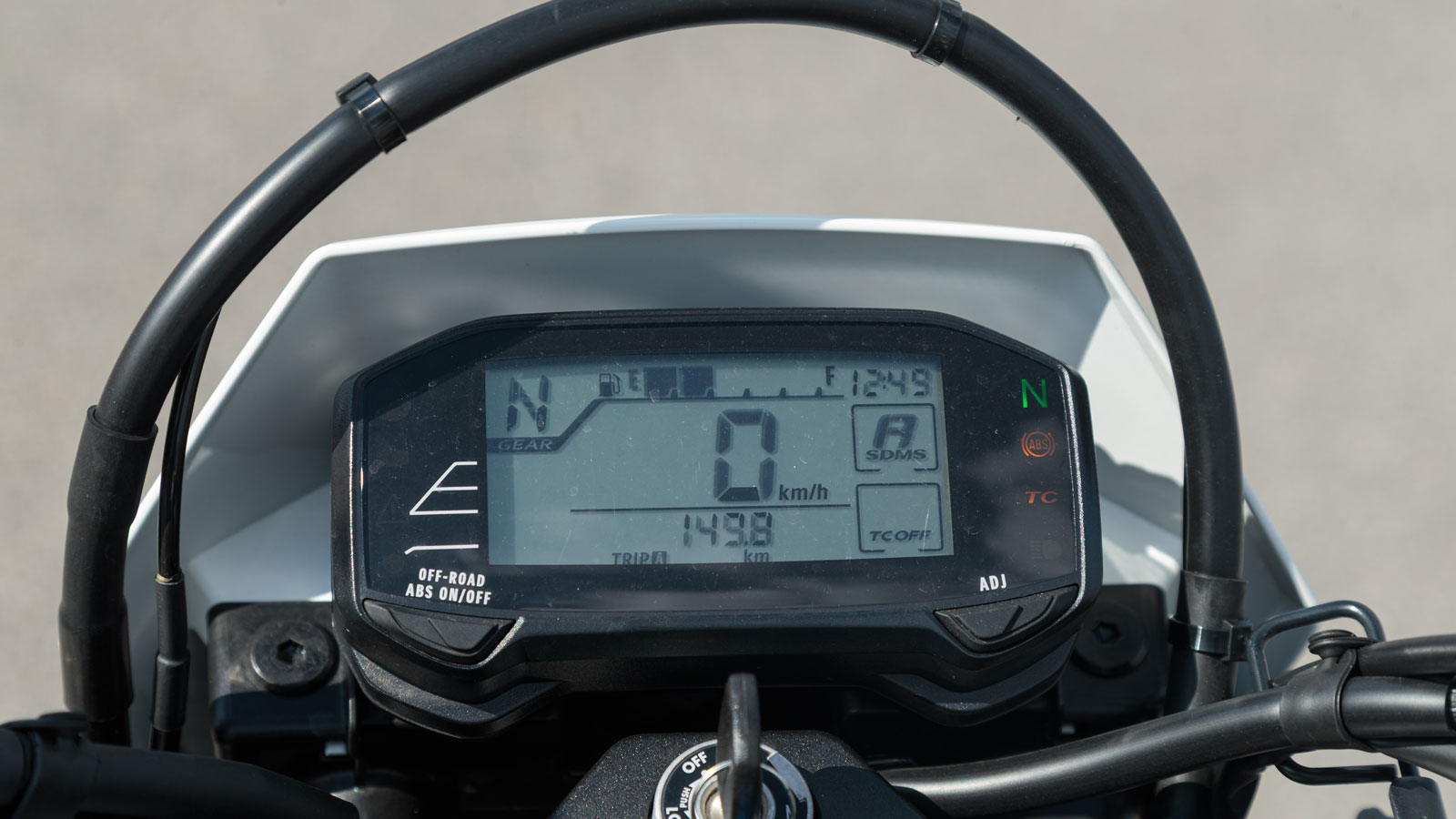 Η LCD οθόνη του παρέχει όλες τις πληροφορίες ευδιάκριτα και άμεσα, ενώ σε σχέση με τον προκάτοχό του έχει πλέον και ένδειξη για τη στάθμη καυσίμου. 