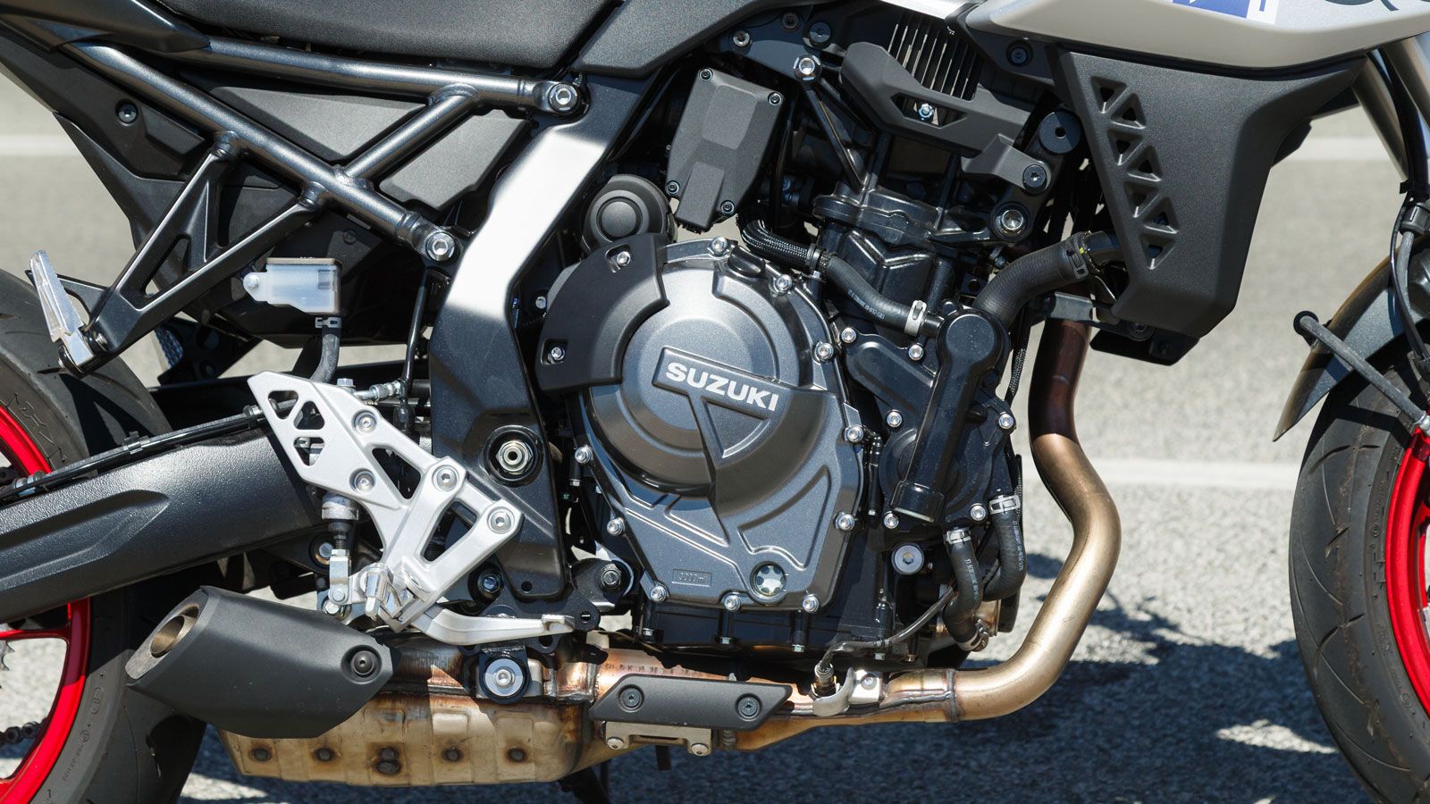 Το «άστρο» του GSX-8S είναι σίγουρα ο κινητήρας του, ο οποίος όταν κυκλοφόρησε το 2023, ήταν ο πρώτος στην αγορά με ένα πρωτοποριακό σύστημα διπλού αντικραδασμικού άξονα. Παραμένει στα 776cc με 2 επικ