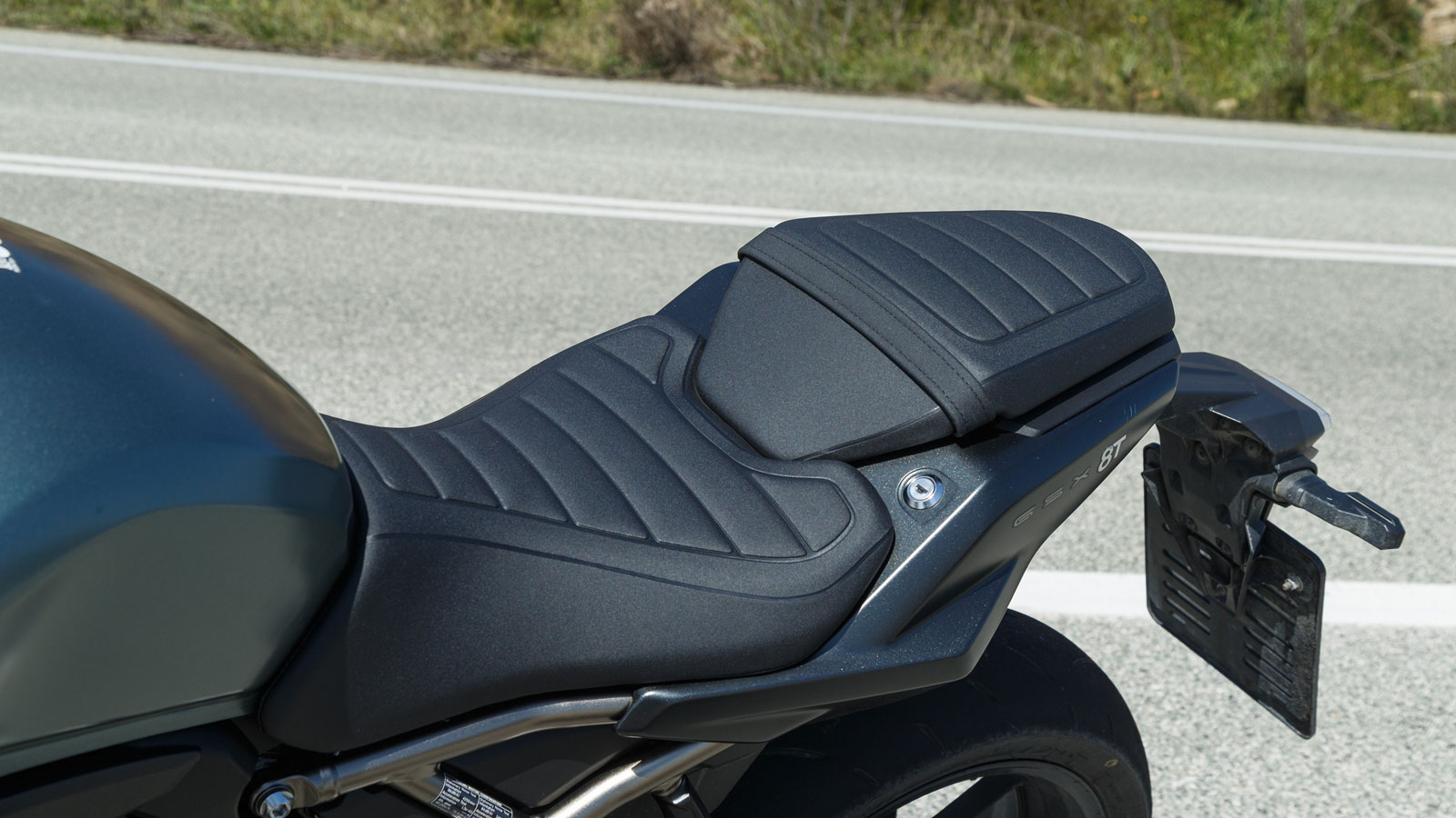 Το Suzuki GSX-8T υιοθετεί μια εργονομική φιλοσοφία που ισορροπεί ανάμεσα στην άνεση και την δυναμική οδήγηση.