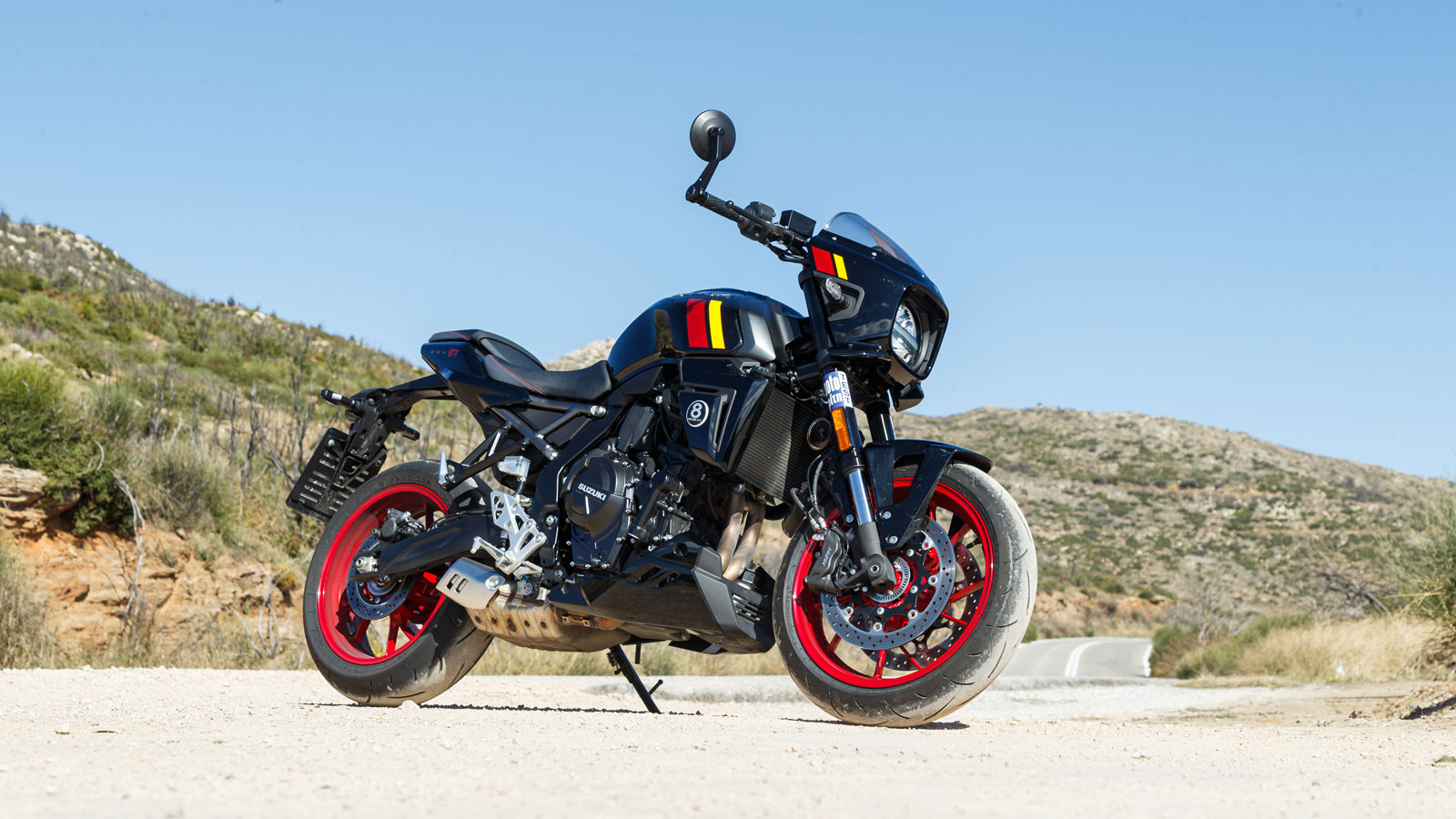 Η Suzuki GSX-8TT είναι μια μοτοσυκλέτα που θέλει να ξεχωρίζει πριν ακόμη γυρίσει το κλειδί, και το κάνει μέσα από μια εμφάνιση που «μιλά» κατευθείαν σε όσους λατρεύουν το ρετρό – αγωνιστικό DNA 