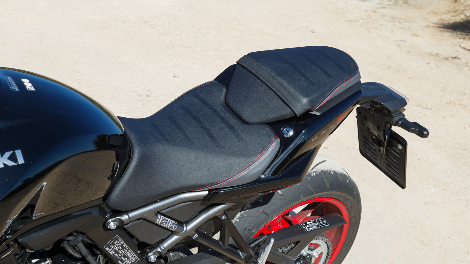 Η Suzuki GSX-8TT διαμορφώνει μια σύγχρονη αλλά ξεκάθαρα ρετρό εργονομία, βασισμένη στη θέση οδήγησης της πλατφόρμας των 776 κ.εκ. 