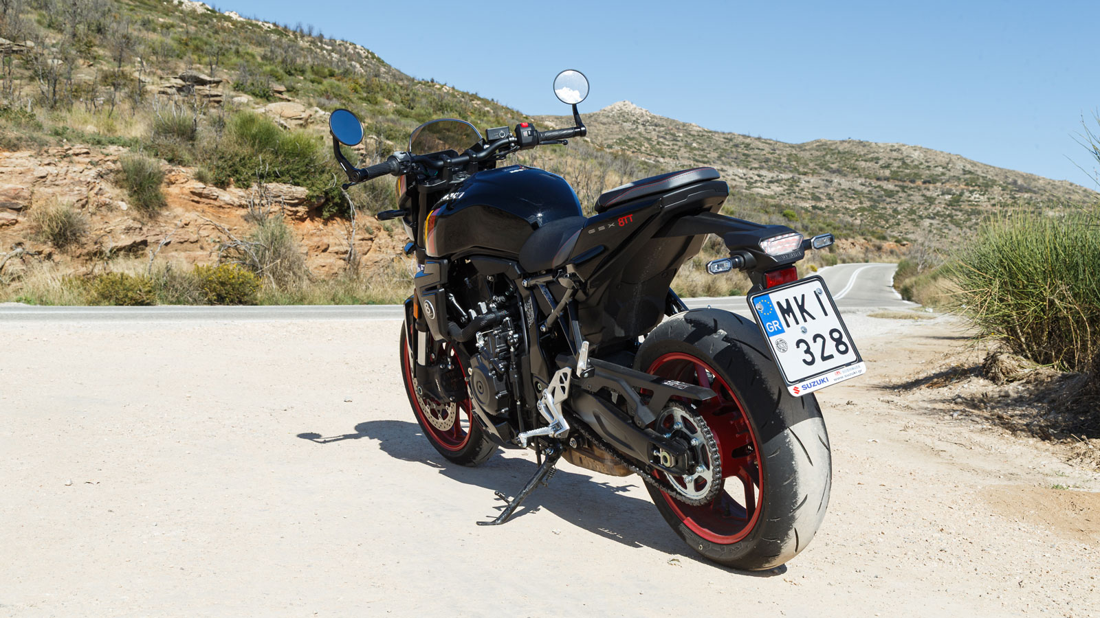 Η Suzuki GSX-8TT βασίζεται σε ατσάλινο πλαίσιο νέας γενιάς, εξελιγμένο για να συνεργάζεται με τον δικύλινδρο των 776 κ.εκ. και να προσφέρει σταθερή γεωμετρία στις μεσαίες και υψηλές ταχύτητες. 