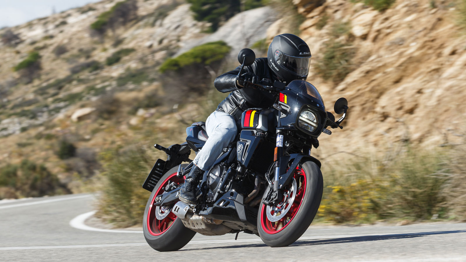 Σε σταθερές ταχύτητες, ιδιαίτερα στα 80 χλμ/ώρα με 2.500–3.000 rpm, η 8TT δείχνει πόσο αποδοτική είναι στη διαχείριση της καθημερινότητας.