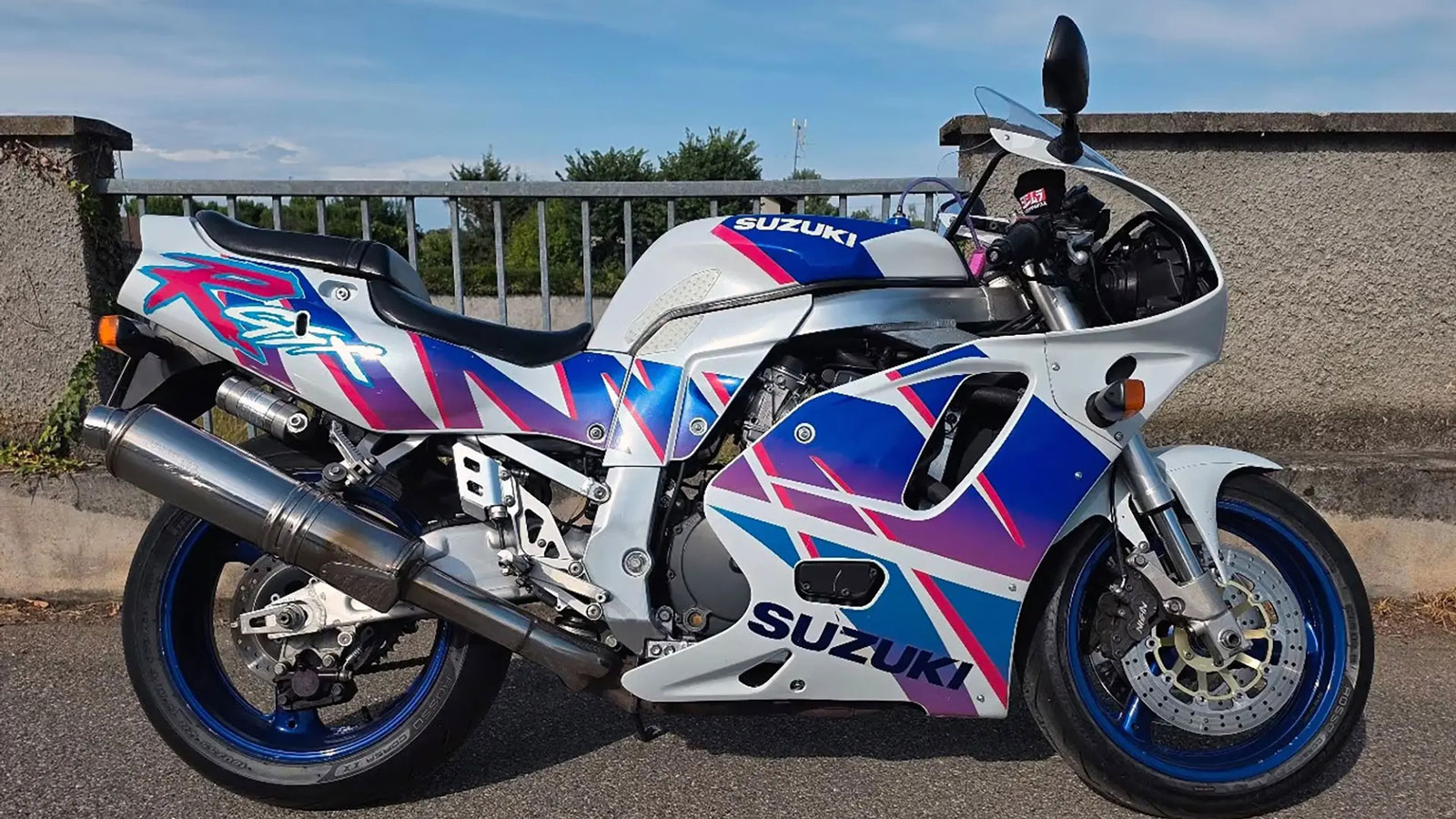 Το 1992 η GSX-R 750 άφησε πίσω την αερόψυξη και πέρασε στην υδρόψυξη Το 1992 η GSX-R 750 άφησε πίσω την αερόψυξη και πέρασε στην υδρόψυξη