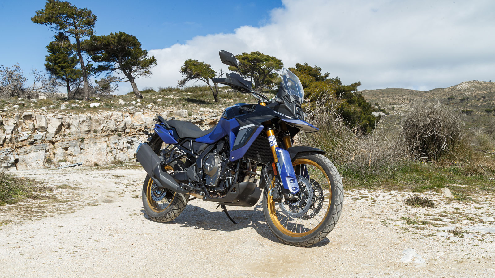 Το γενεαλογικό δέντρο της Suzuki είναι πλούσιο σε off-road γονίδια και μας το θυμίζει εμφατικά,   με τη V-Strom 800 DE να αποτίει σχεδιαστικά φόρο τιμής στο DR-Z 800 του Rally Dakar. 