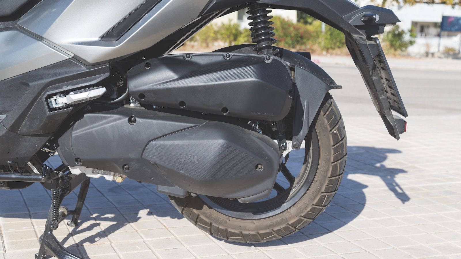 Γνωστός από την υπόλοιπη σειρά των 300αριών Scooter της SYM, ο μονοκύλινδρος, υγρόψυκτος, τετραβάλβιδος κινητήρας αποτέλεσε τη στιβαρή βάση γύρω από την οποία χτίστηκε το ADX 300.