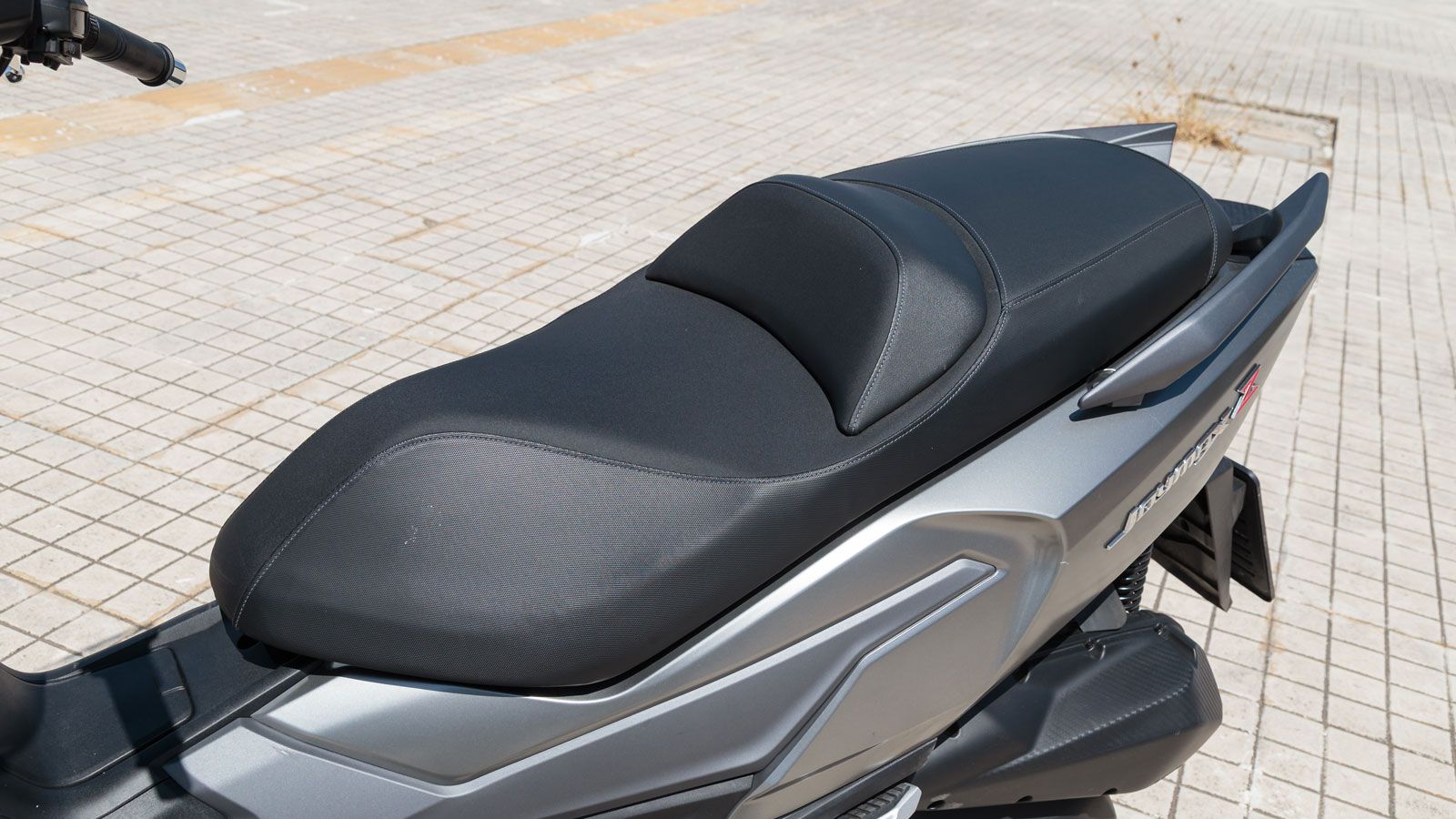 Η σέλα του Joymax Z3i είναι μεγάλη και φαρδιά, χωρισμένη σε δύο επίπεδα, με τον συνεπιβάτη να κάθεται ψηλότερα, αλλά το κύριο χαρακτηριστικό που μας εντυπωσίασε ήταν η ρυθμιζόμενη πλάτη στη θέση του ο