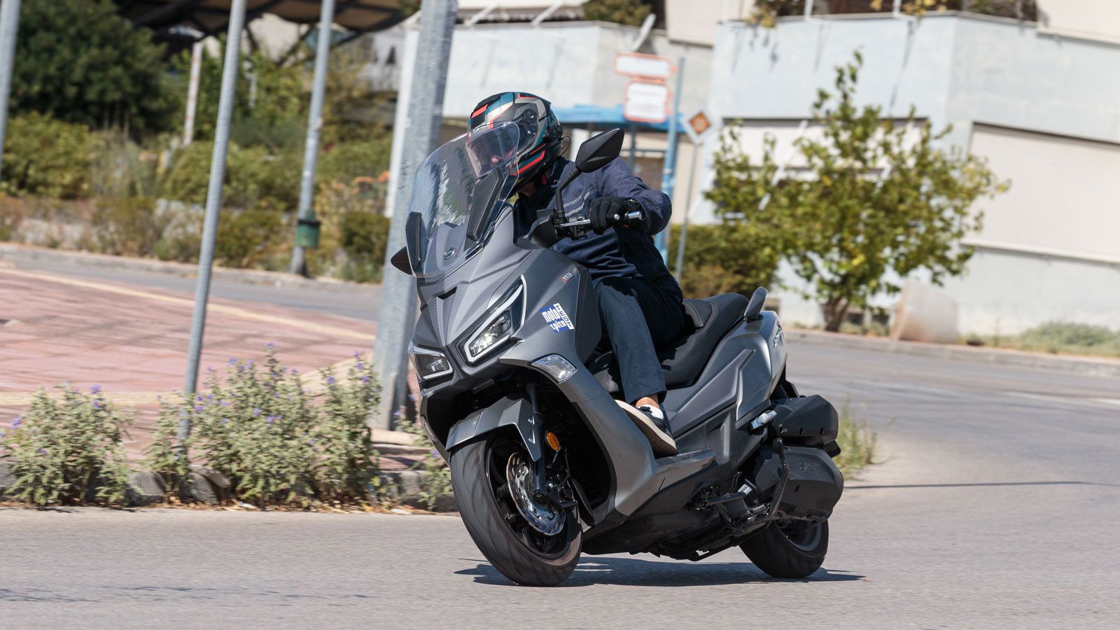 Οι αλλαγές κατεύθυνσης είναι άμεσες, το κόψιμο του τιμονιού του μεγάλο, η μετάδοση καλά ρυθμισμένη συνεπώς κινείσαι «αρχοντικά» μέσα στη πυκνή κίνηση και μπορείς να «μανουβράρεις» απροβλημάτιστα.